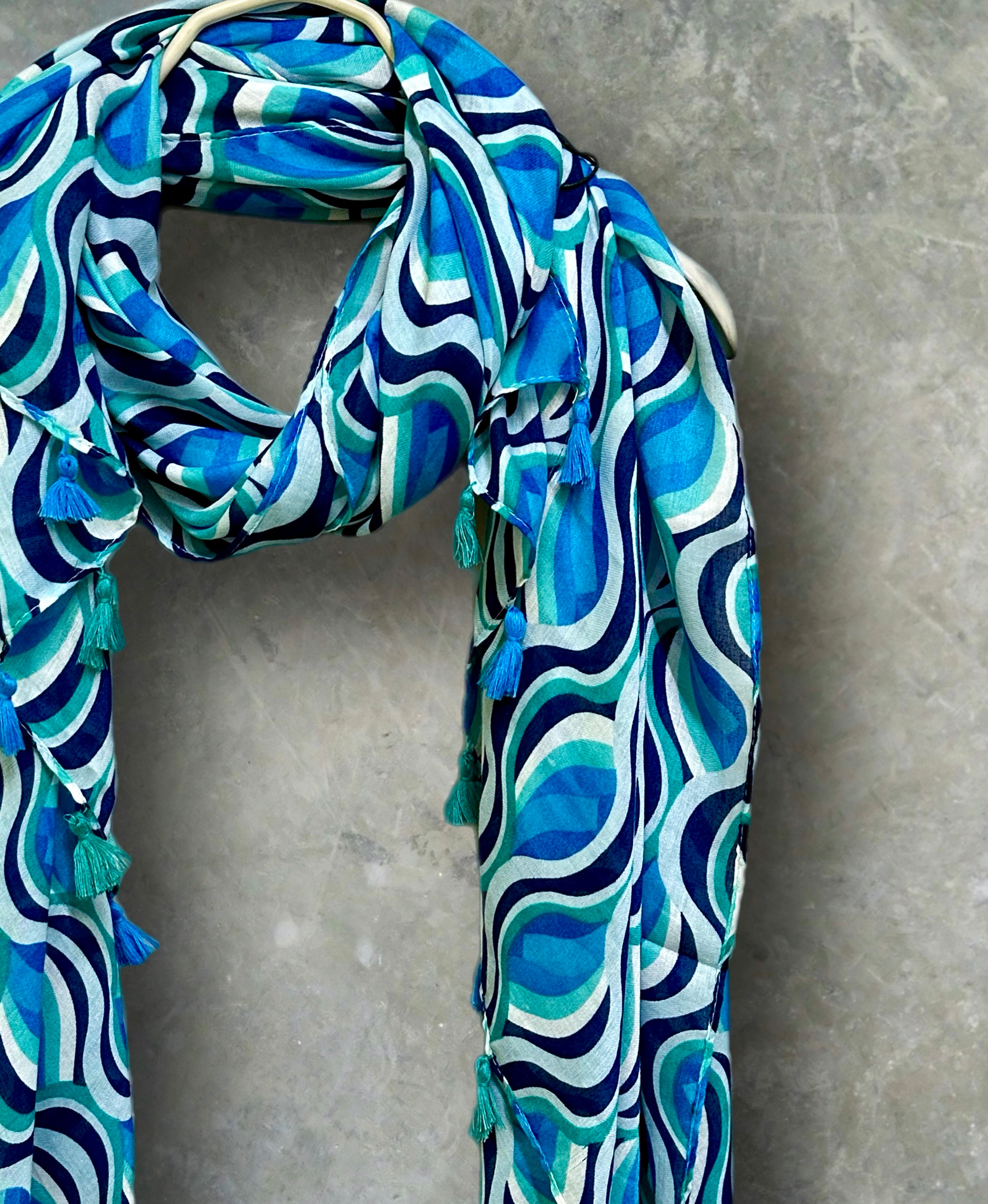 Versatile Blue Scarf Featuring Wavy Stripes