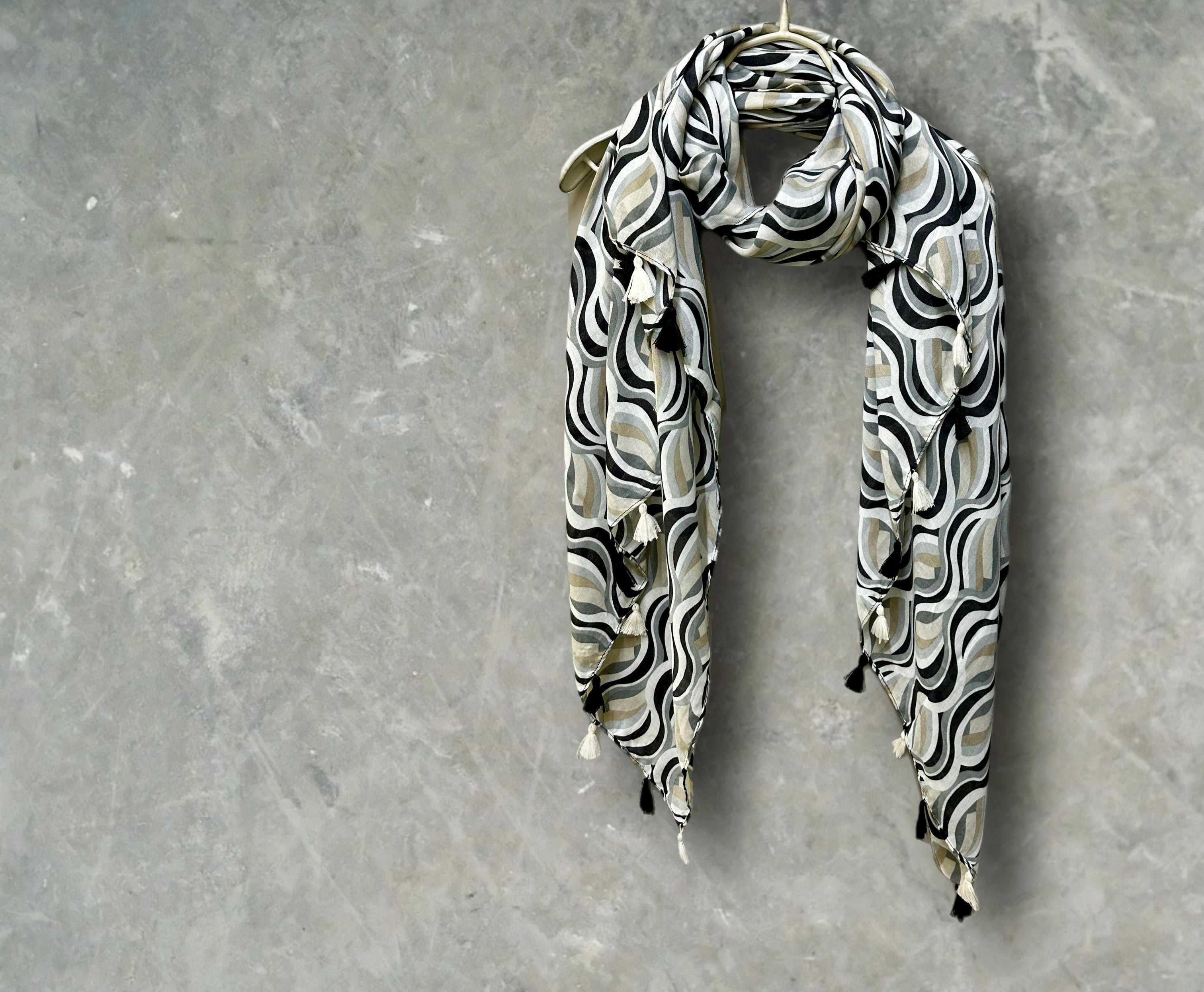 Versatile Black/Grey Scarf Featuring Wavy Stripes