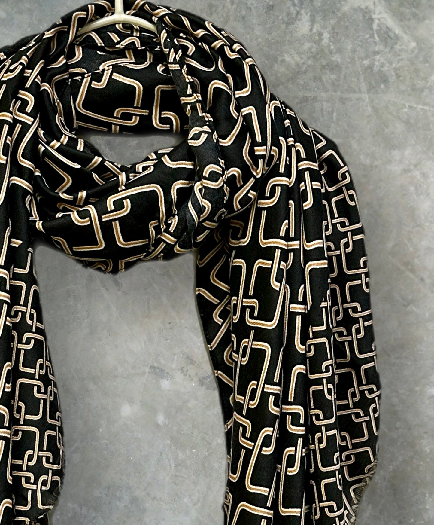 Stylish black Scarf Featuring Interlocking Design for Women,Ideal All-Season Gifts for Her,Mother,Birthday and Christmas
