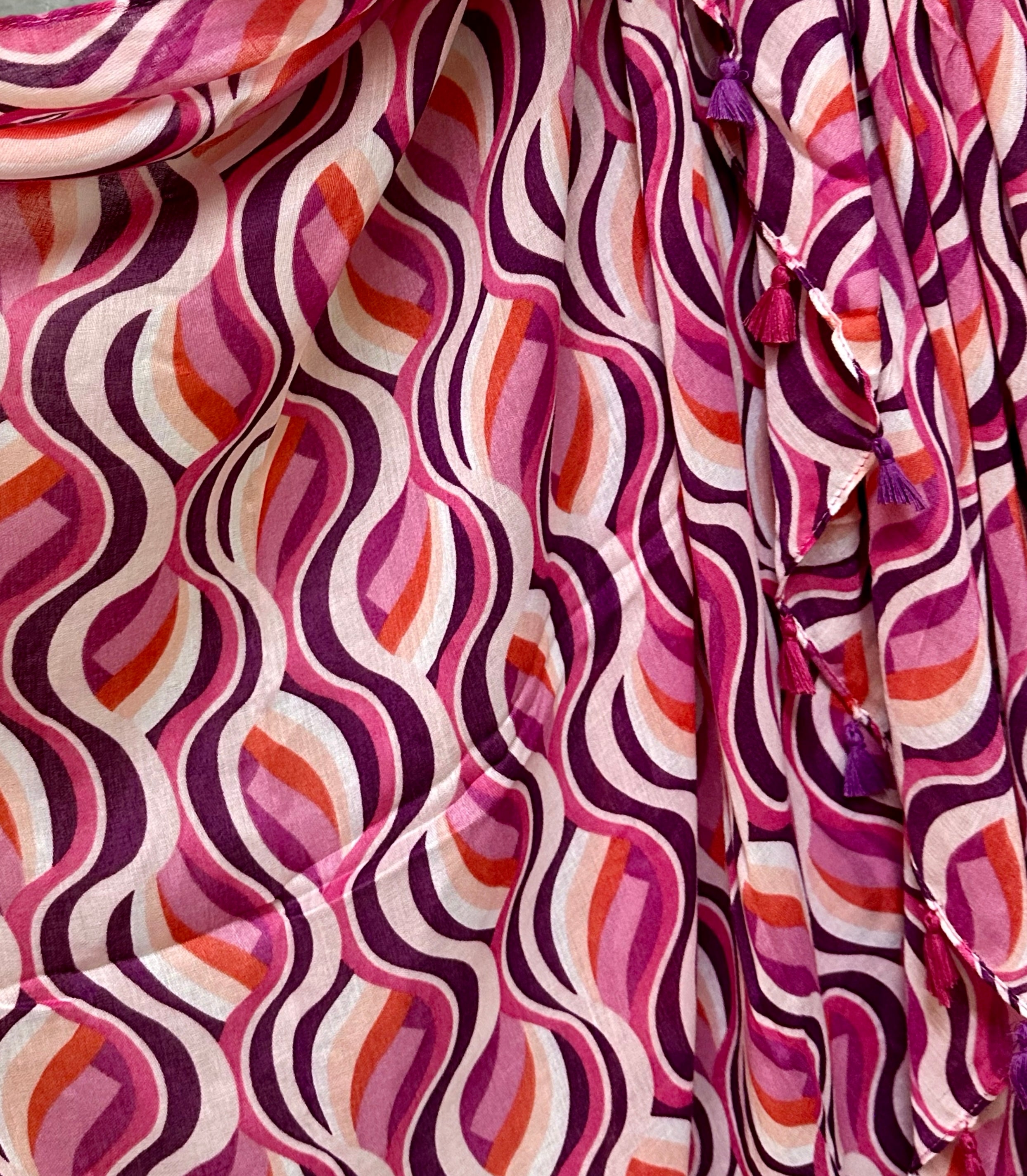 Versatile Pink Scarf Featuring Wavy Stripes