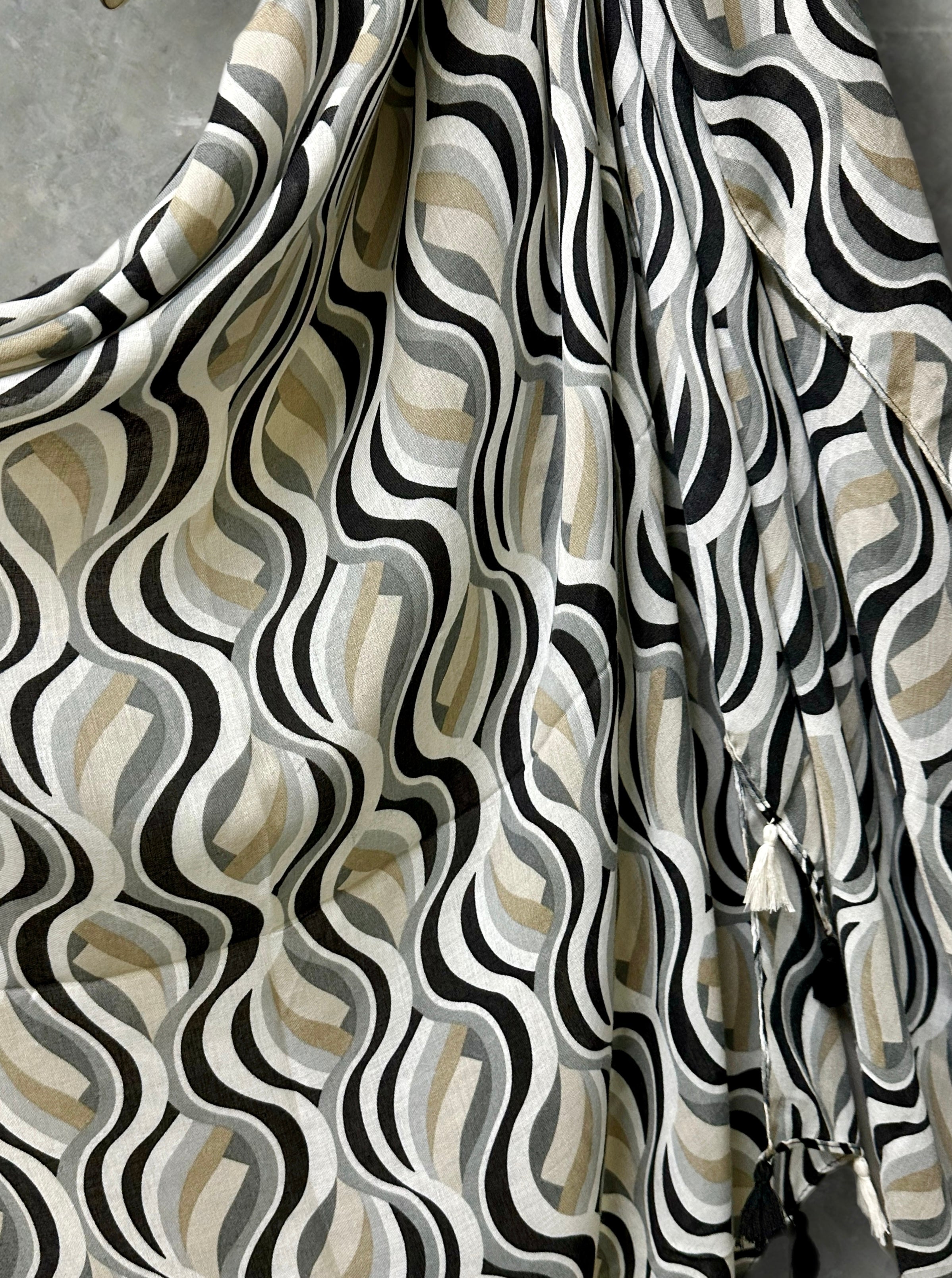 Versatile Black/Grey Scarf Featuring Wavy Stripes