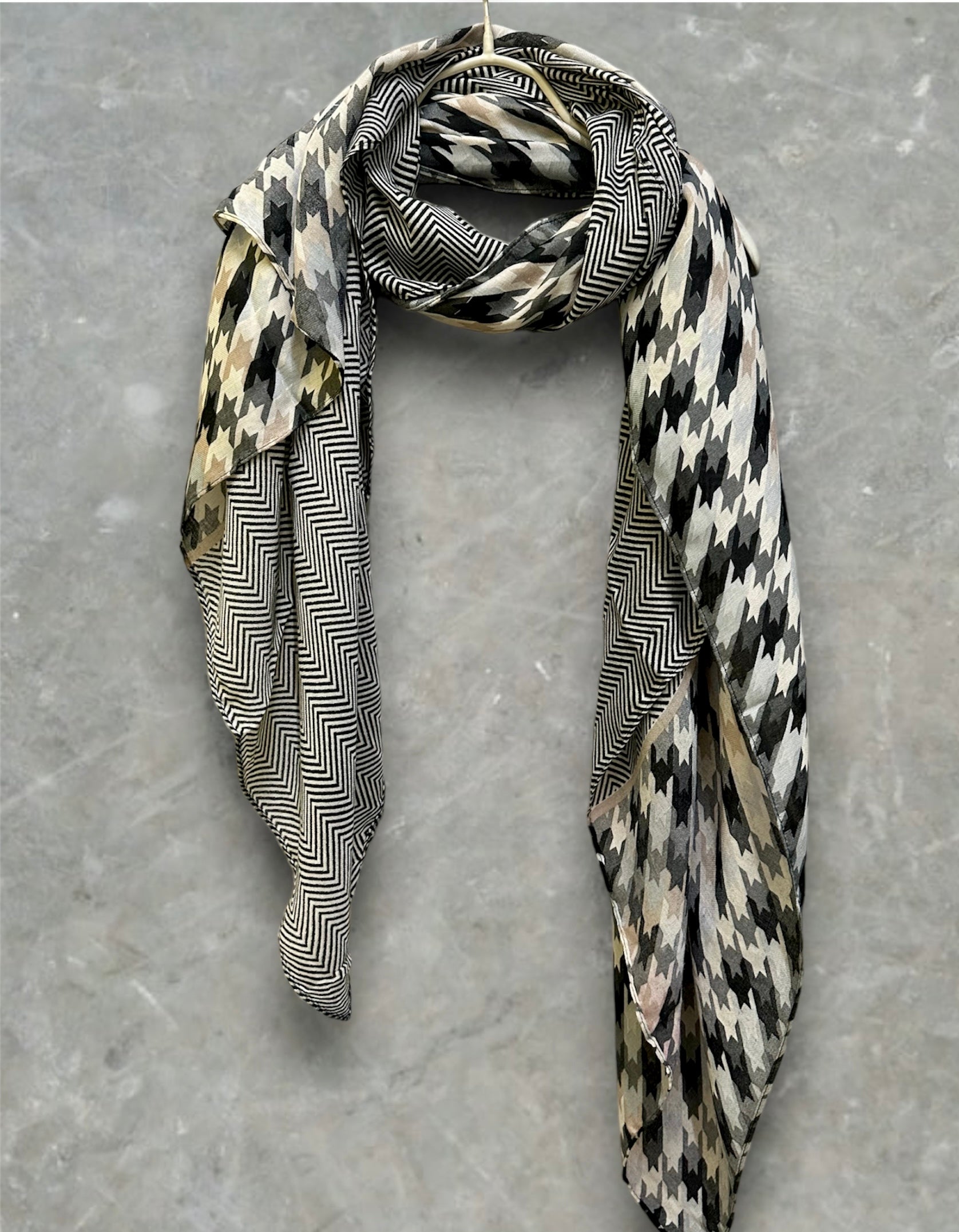 Grey Cotton Scarf with Eco-Friendly Houndstooth Pattern – A Thoughtful Gift for Mom on Any Special Day