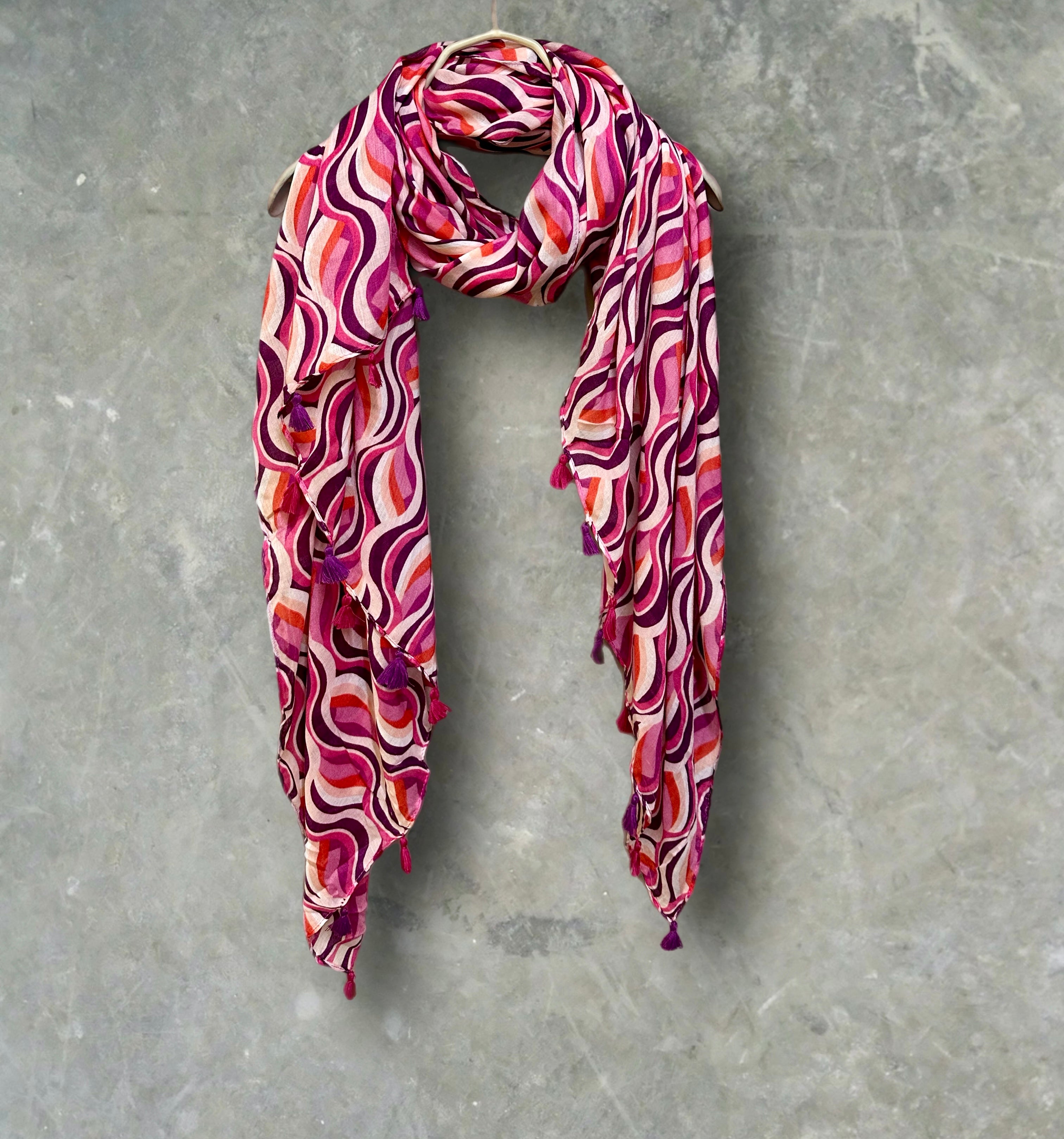 Versatile Pink Scarf Featuring Wavy Stripes