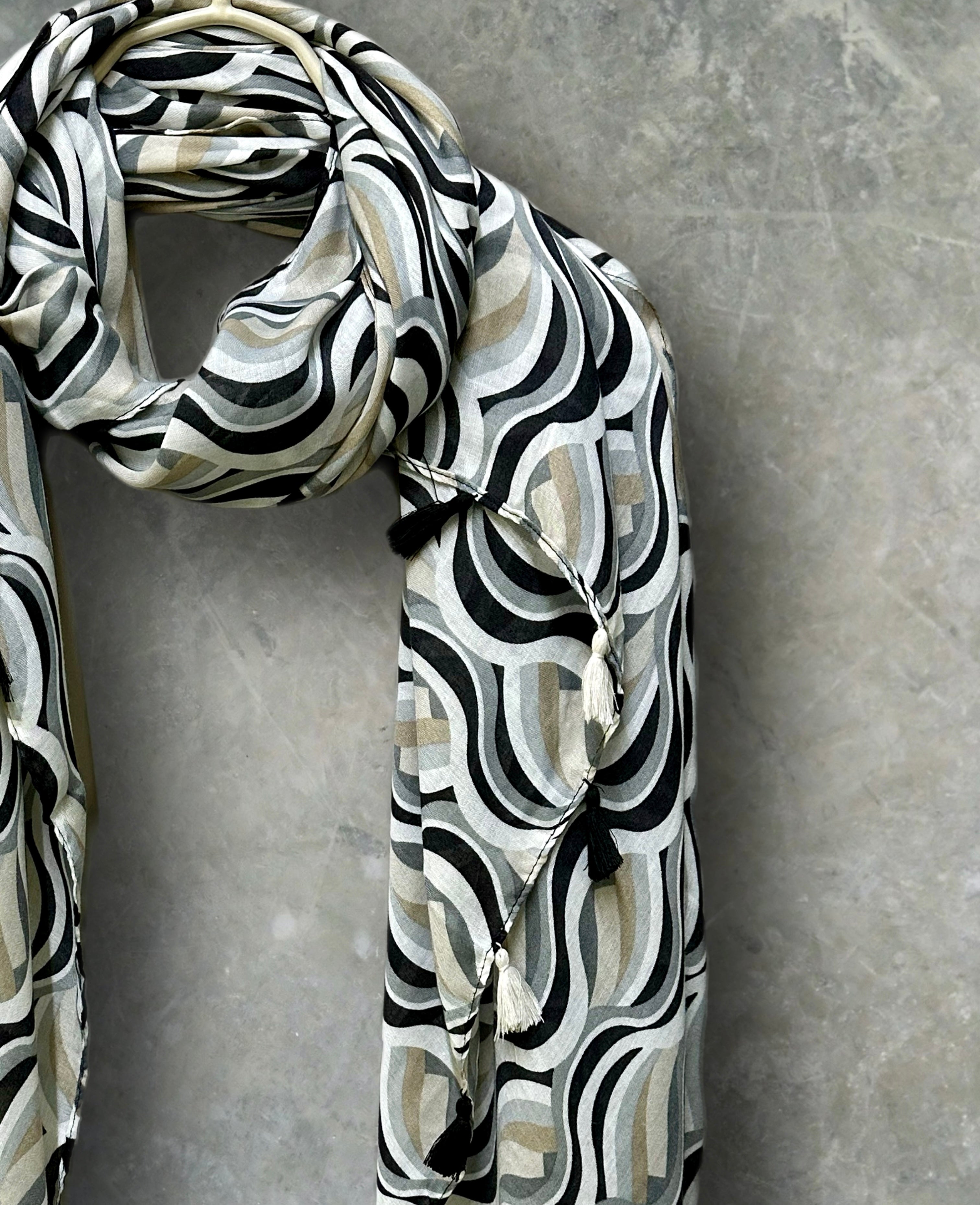 Versatile Black/Grey Scarf Featuring Wavy Stripes