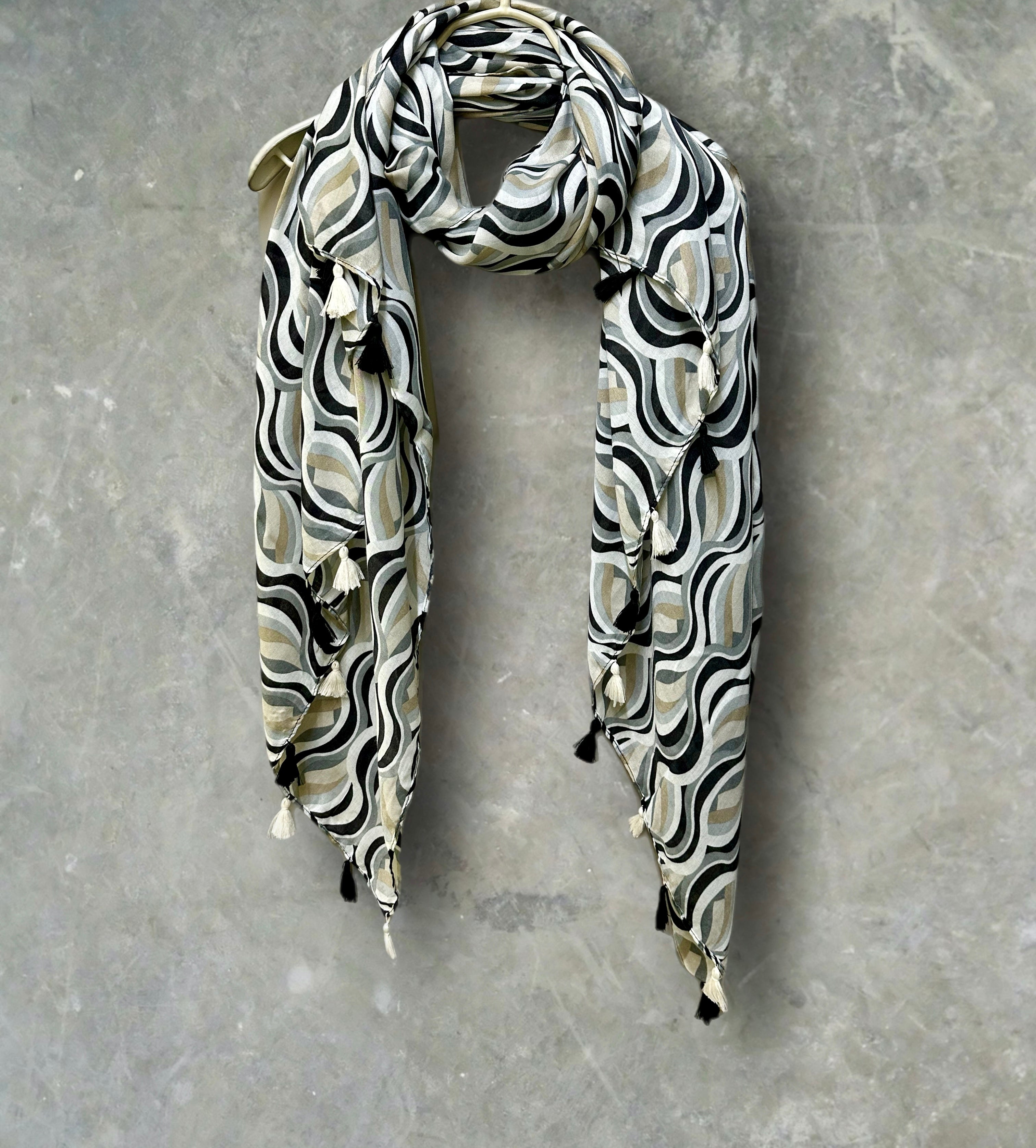 Versatile Black/Grey Scarf Featuring Wavy Stripes