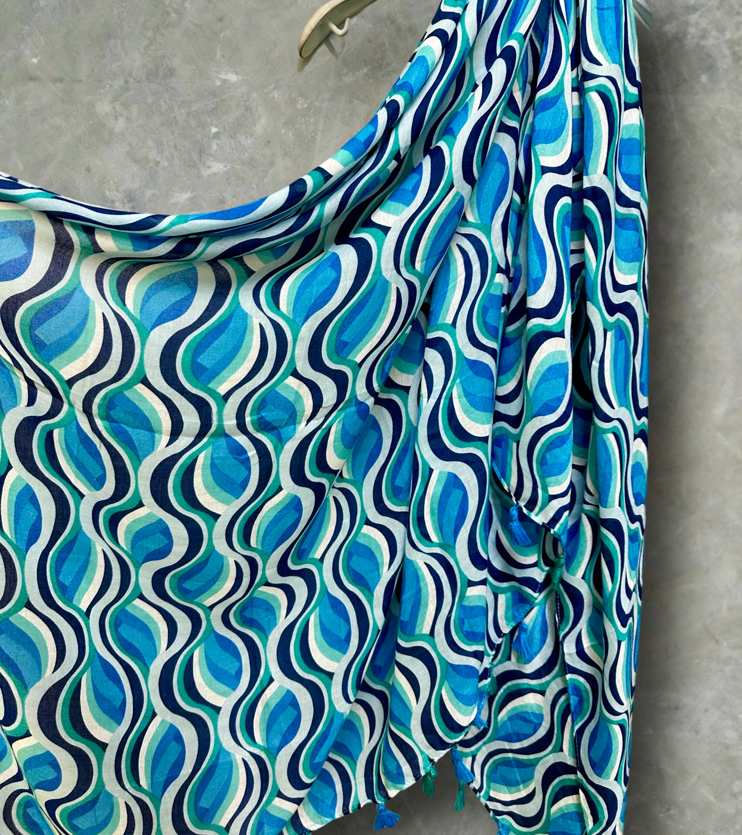 Versatile Blue Scarf Featuring Wavy Stripes