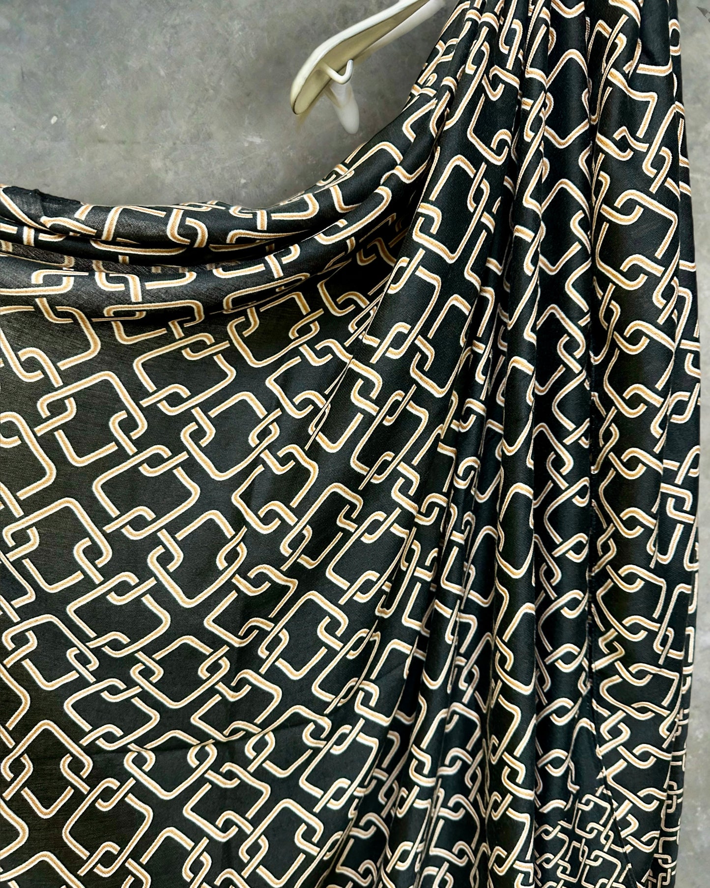 Stylish black Scarf Featuring Interlocking Design for Women,Ideal All-Season Gifts for Her,Mother,Birthday and Christmas