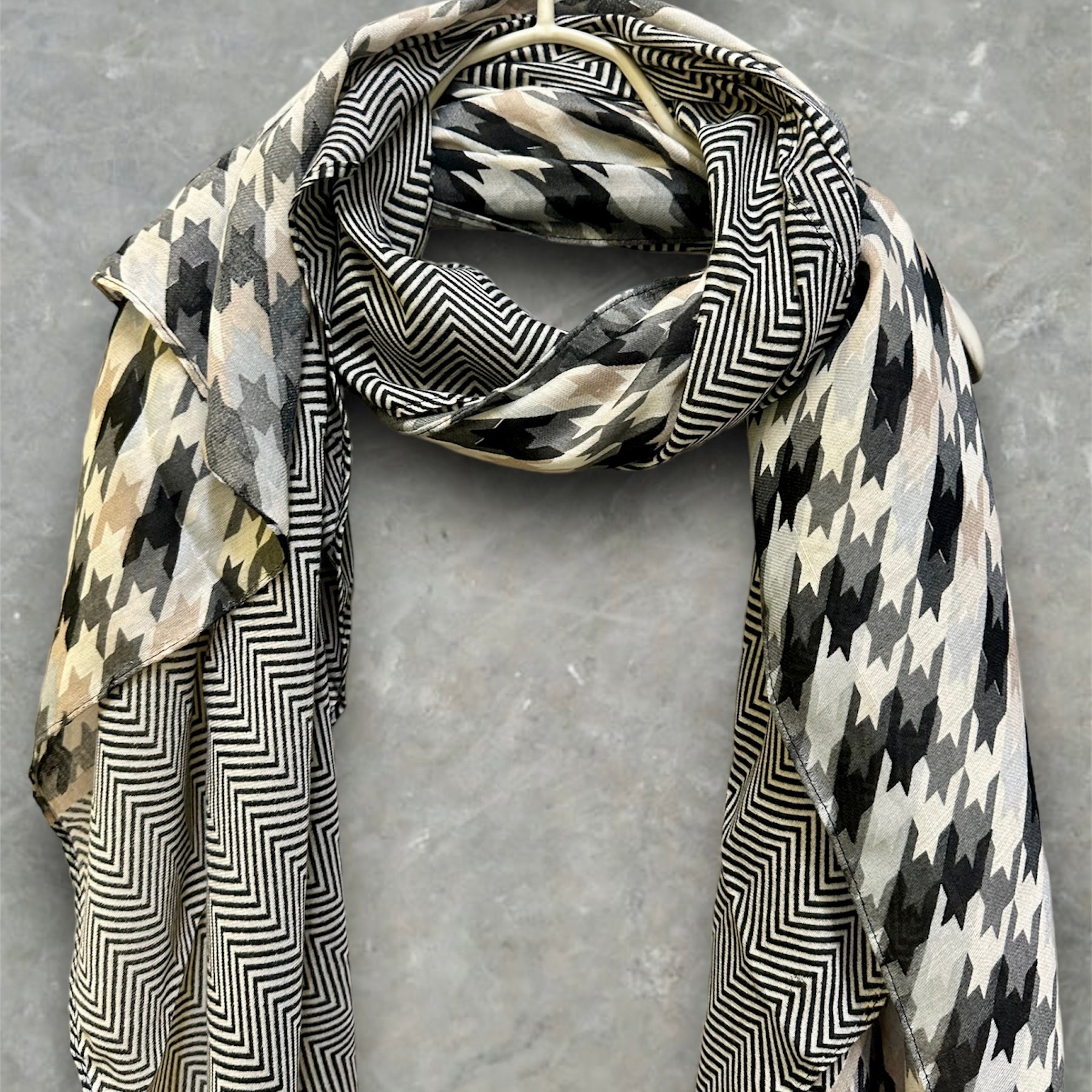 Grey Cotton Scarf with Eco-Friendly Houndstooth Pattern – A Thoughtful Gift for Mom on Any Special Day