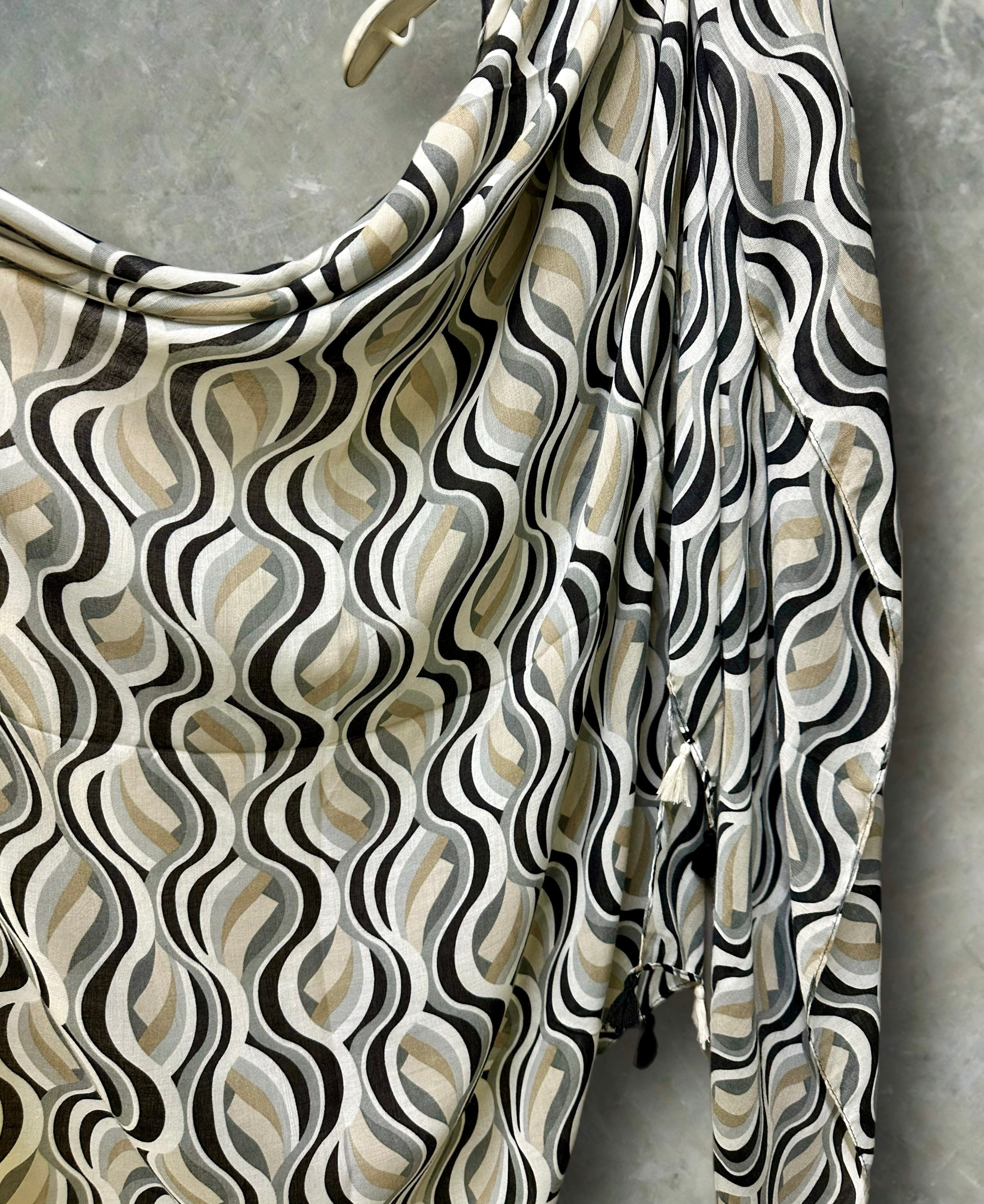 Versatile Black/Grey Scarf Featuring Wavy Stripes