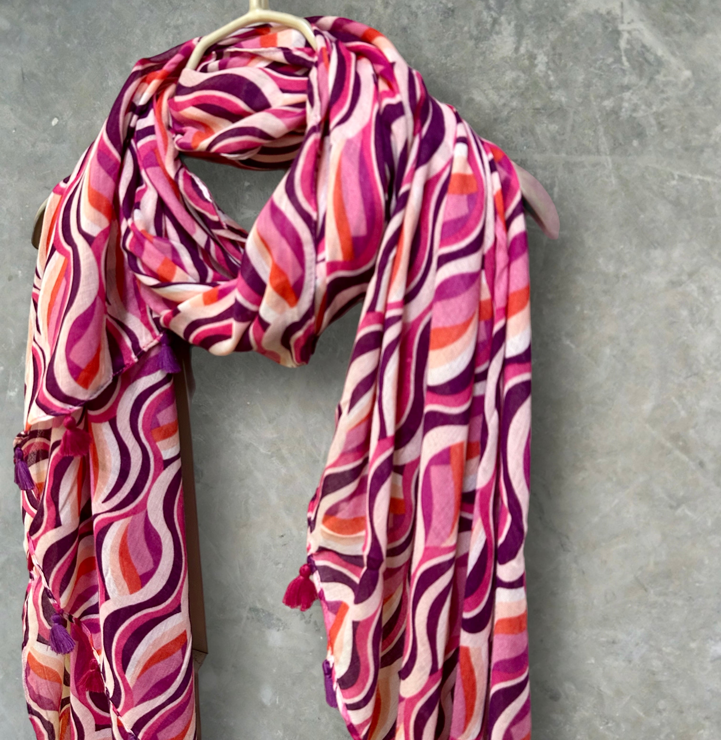 Versatile Pink Scarf Featuring Wavy Stripes