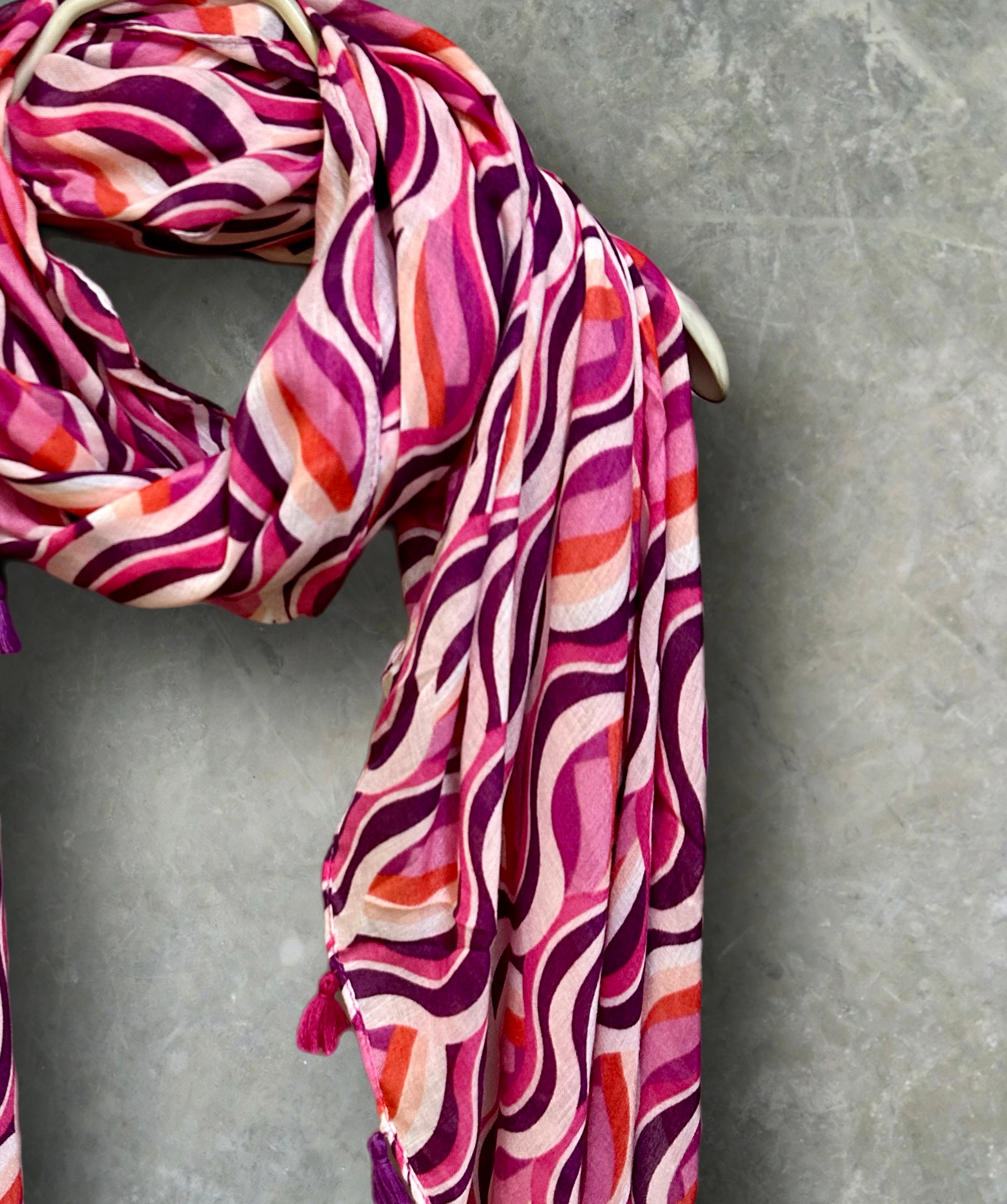 Versatile Pink Scarf Featuring Wavy Stripes