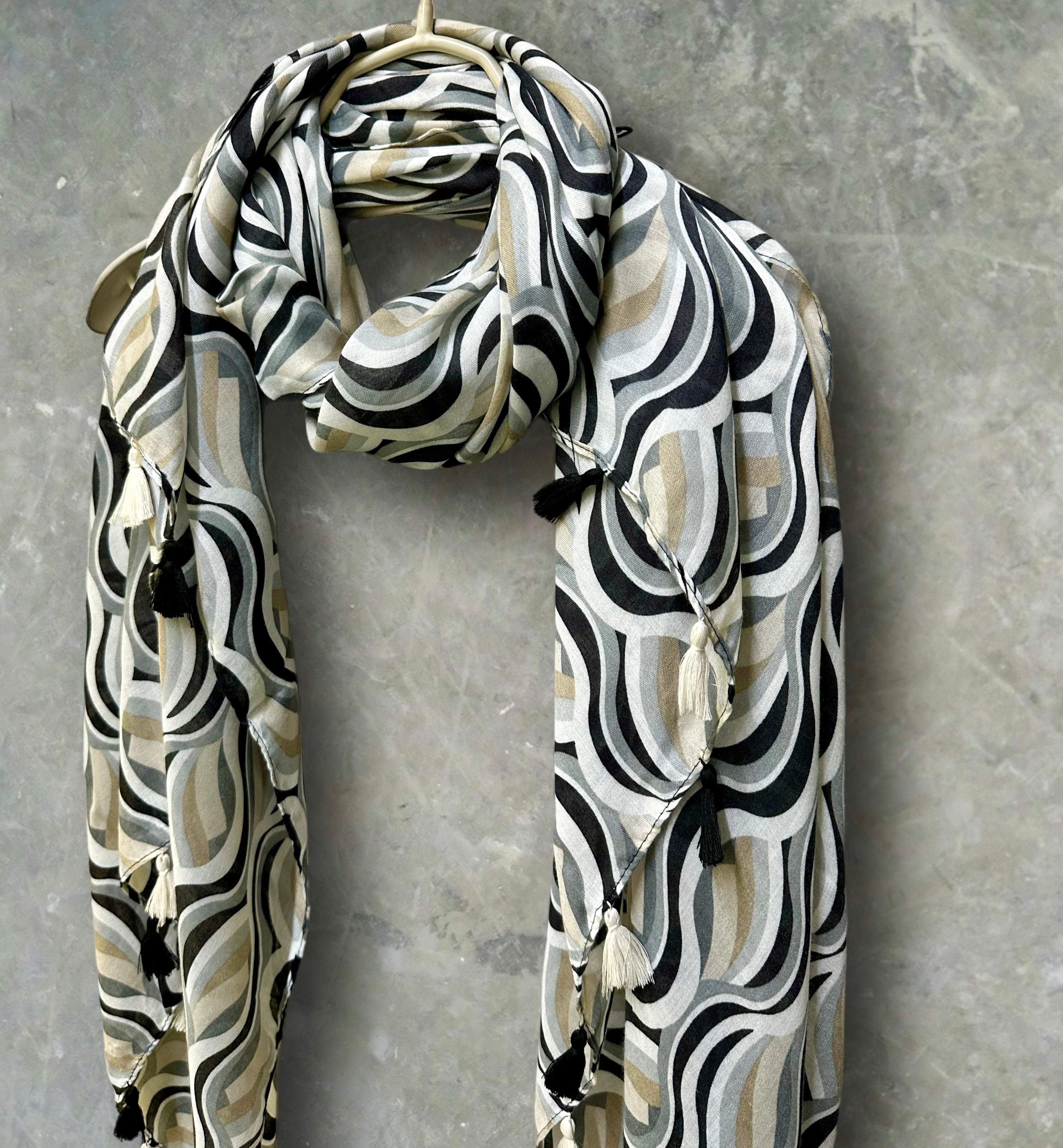 Versatile Black/Grey Scarf Featuring Wavy Stripes