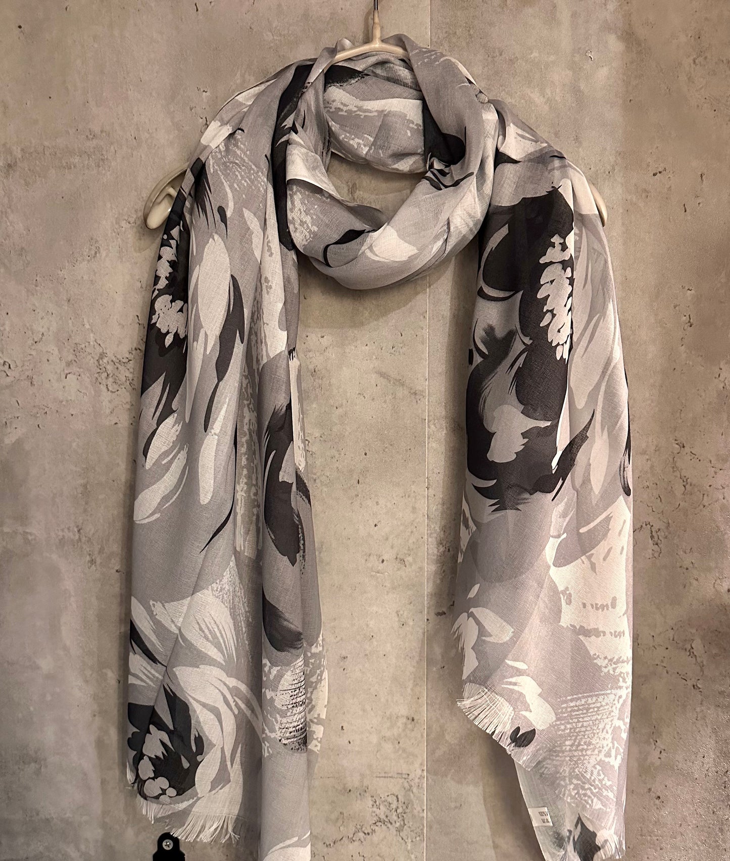 Grey Cotton Blend Scarf with Huge Flowers Pattern – An Elegant Gift for Mom and Her, Ideal for Birthday and Christmas Celebrations