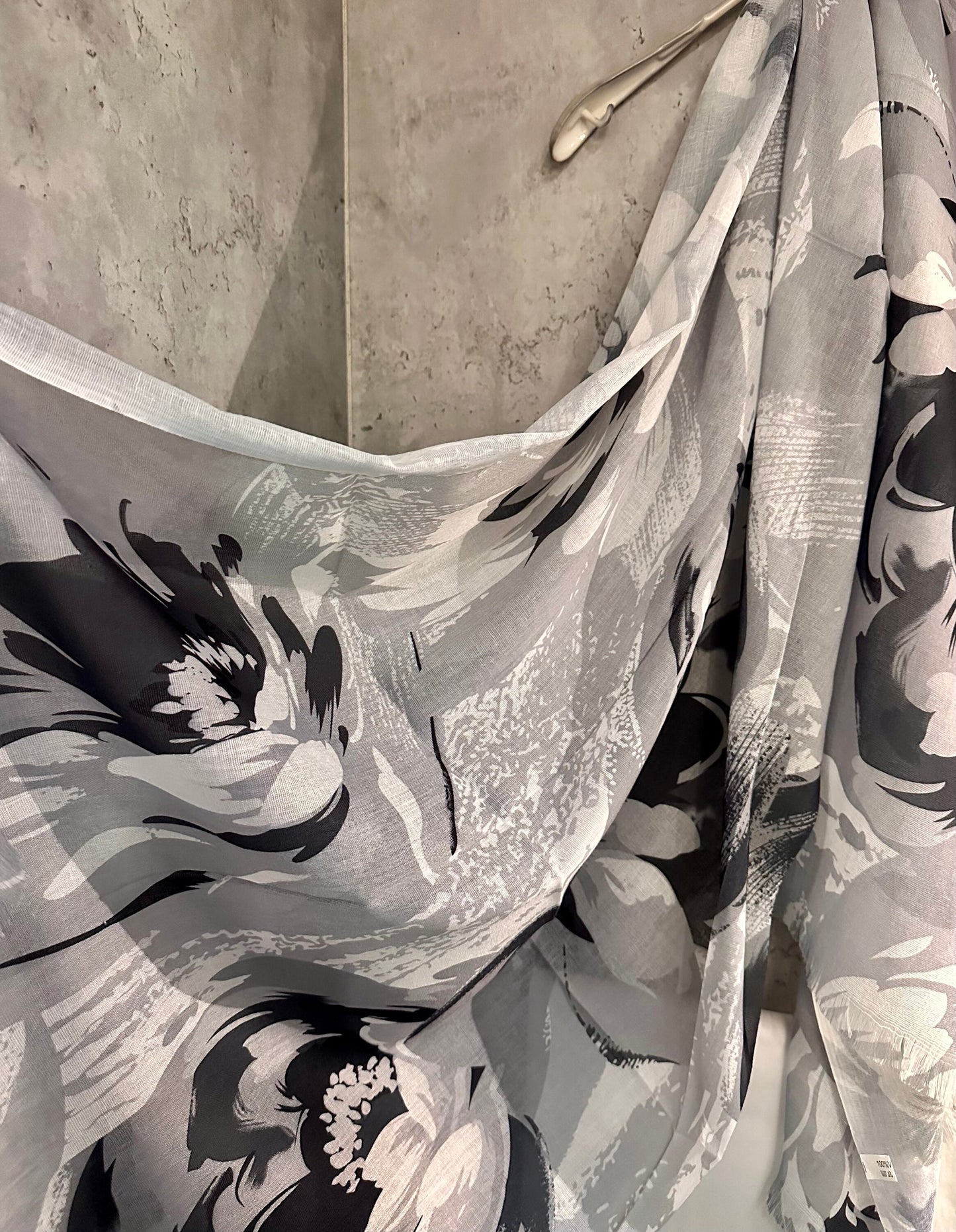 Grey Cotton Blend Scarf with Huge Flowers Pattern – An Elegant Gift for Mom and Her, Ideal for Birthday and Christmas Celebrations