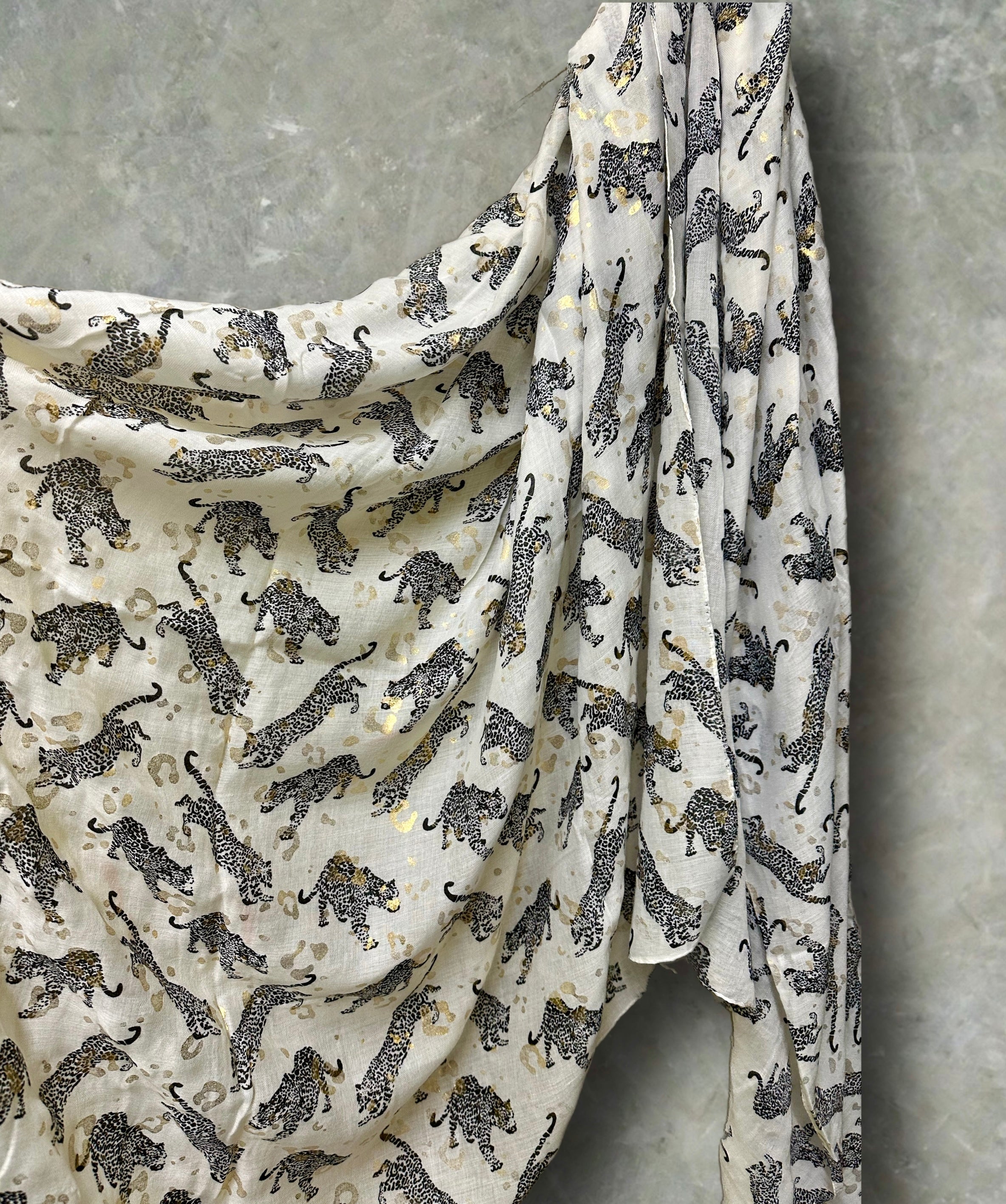 Black classic leopards print off white scarf