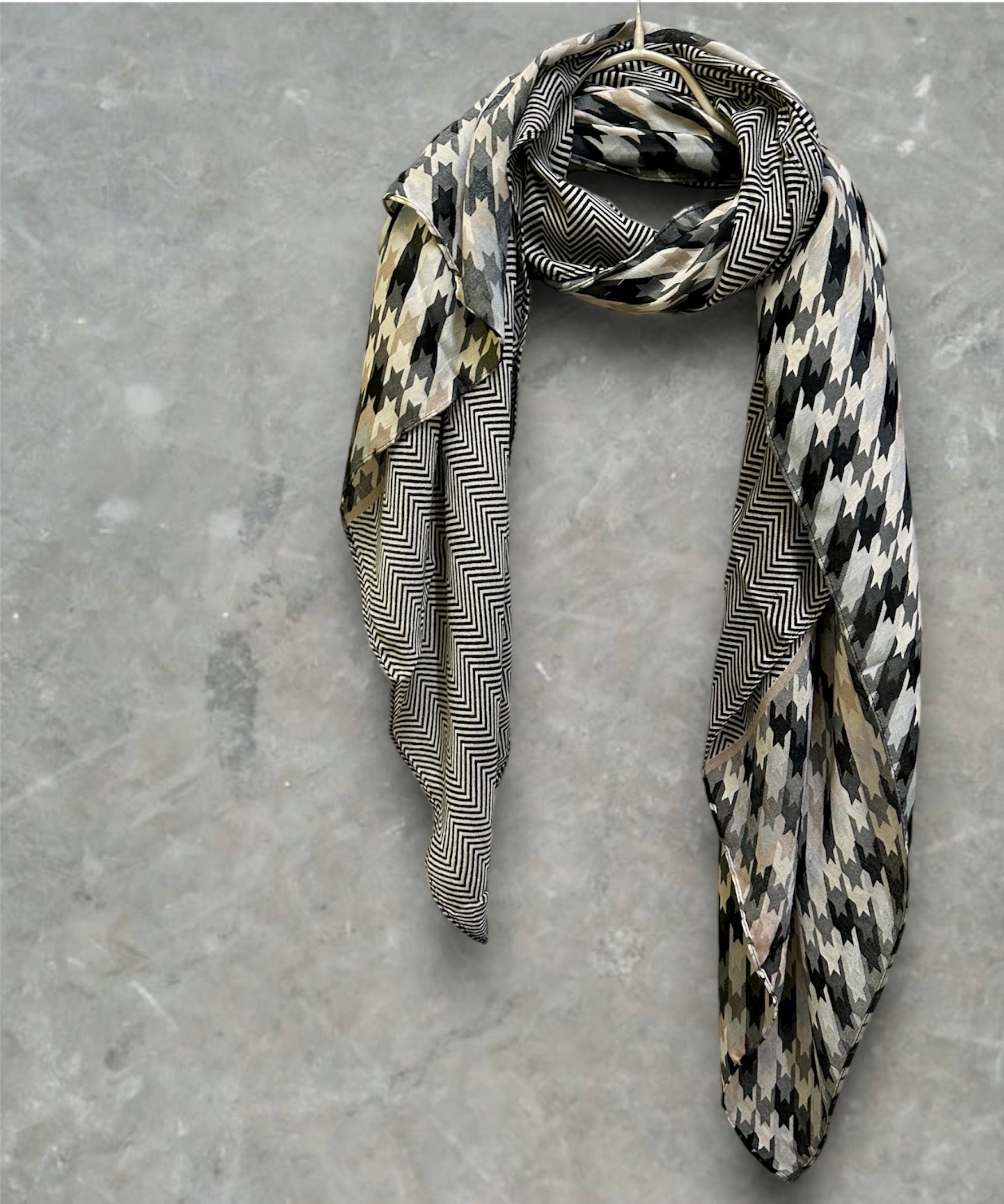 Grey Cotton Scarf with Eco-Friendly Houndstooth Pattern – A Thoughtful Gift for Mom on Any Special Day