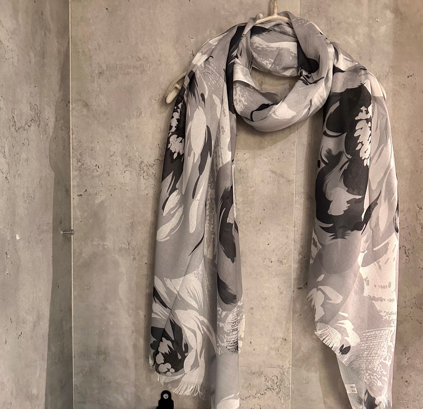 Grey Cotton Blend Scarf with Huge Flowers Pattern – An Elegant Gift for Mom and Her, Ideal for Birthday and Christmas Celebrations