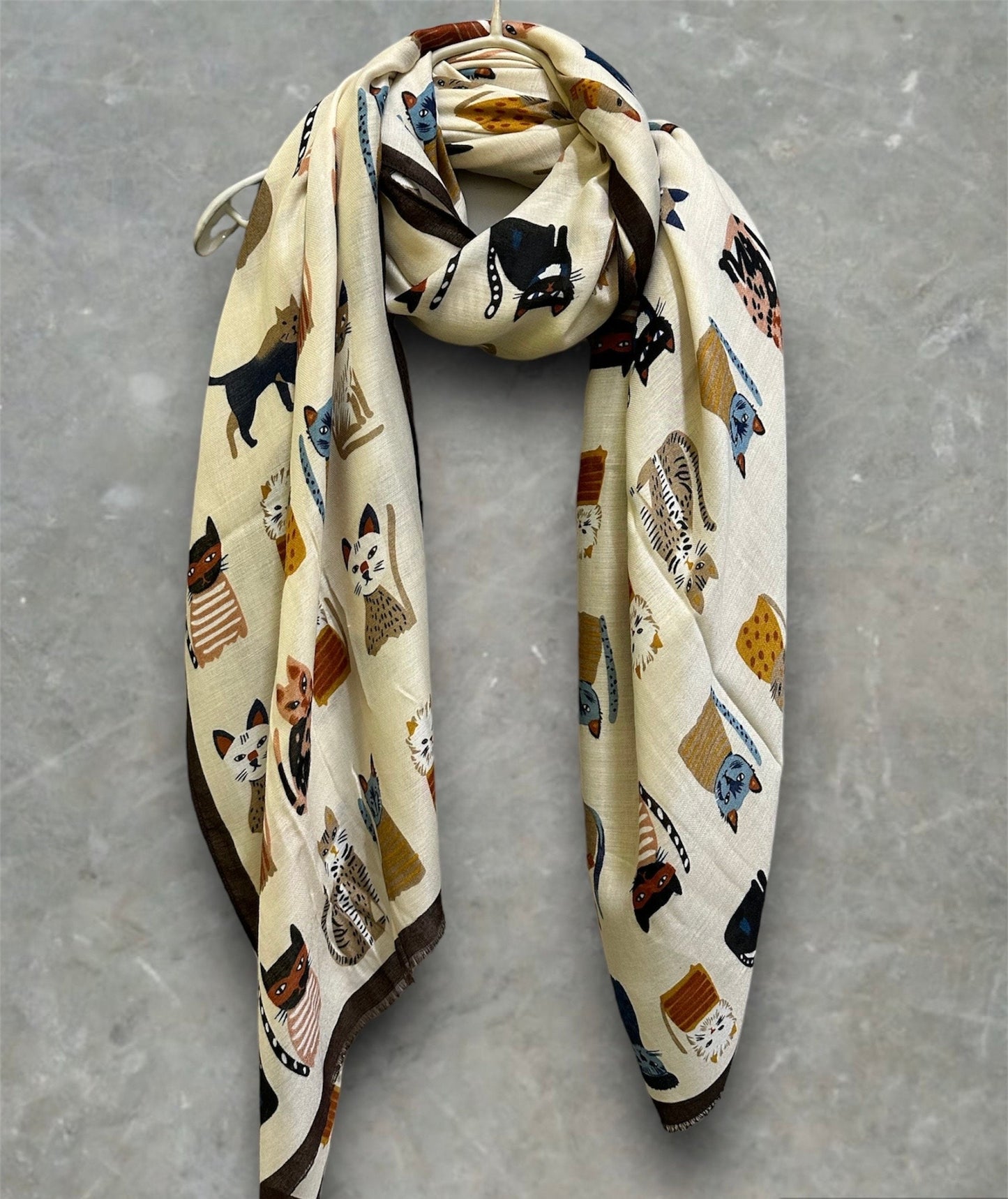 Charming Cats Pattern Off White Scarf – Ideal for Gifting All Year Round