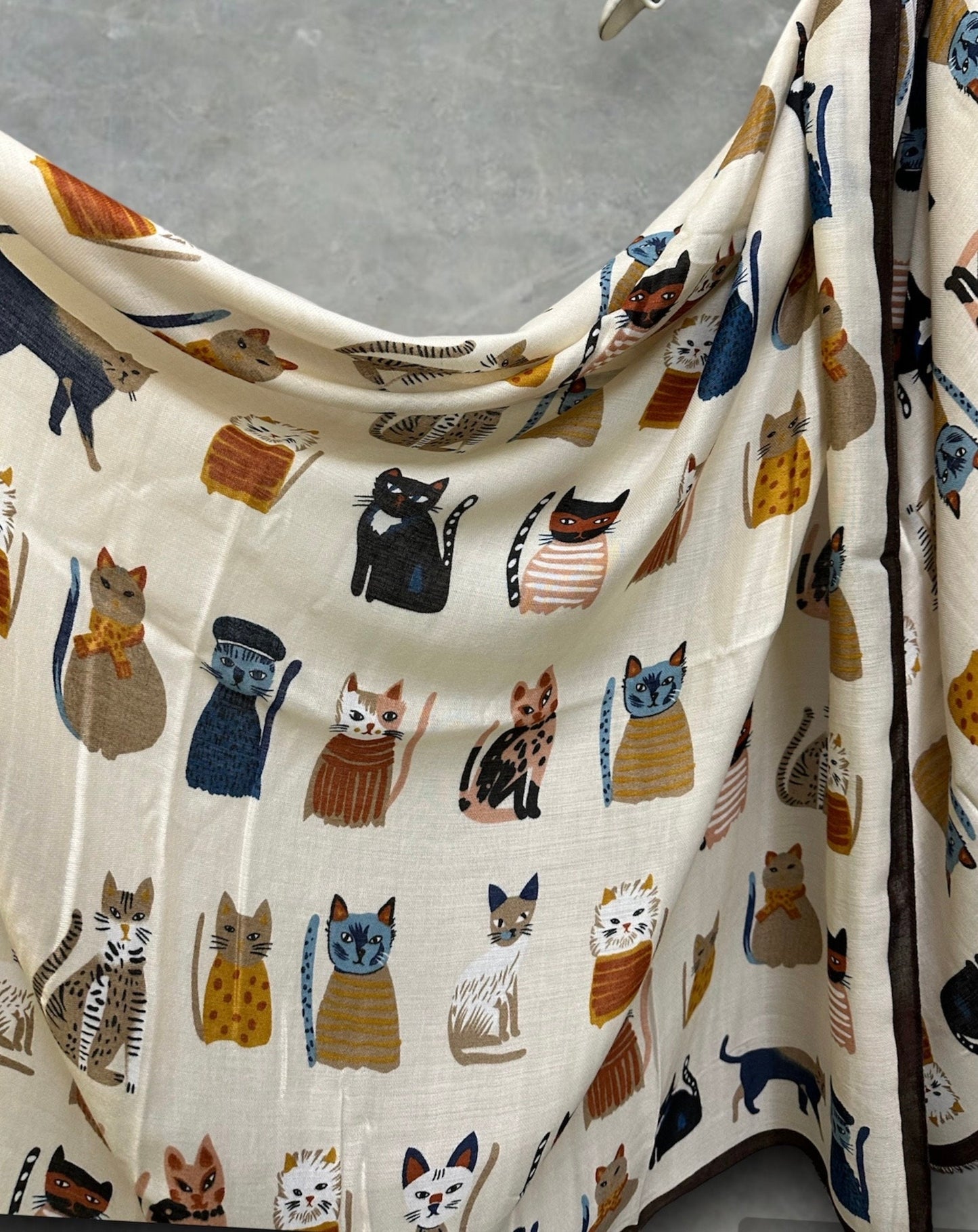 Charming Cats Pattern Off White Scarf – Ideal for Gifting All Year Round