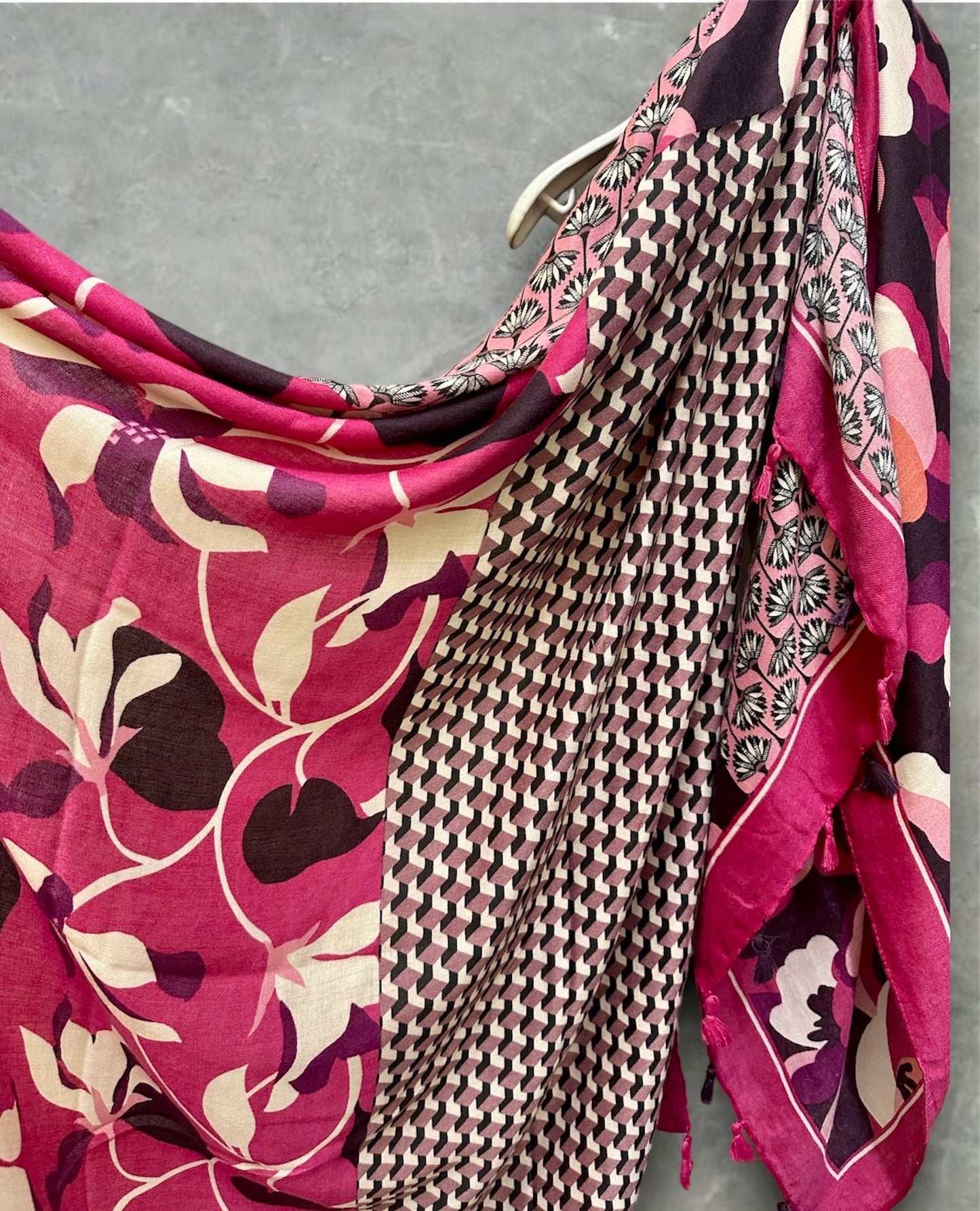 Versatile Pink Cotton Scarf with Seamless Flowers Pattern and Tassels – Ideal for Gifting to Her or Mom,Suitable for All Year-Round