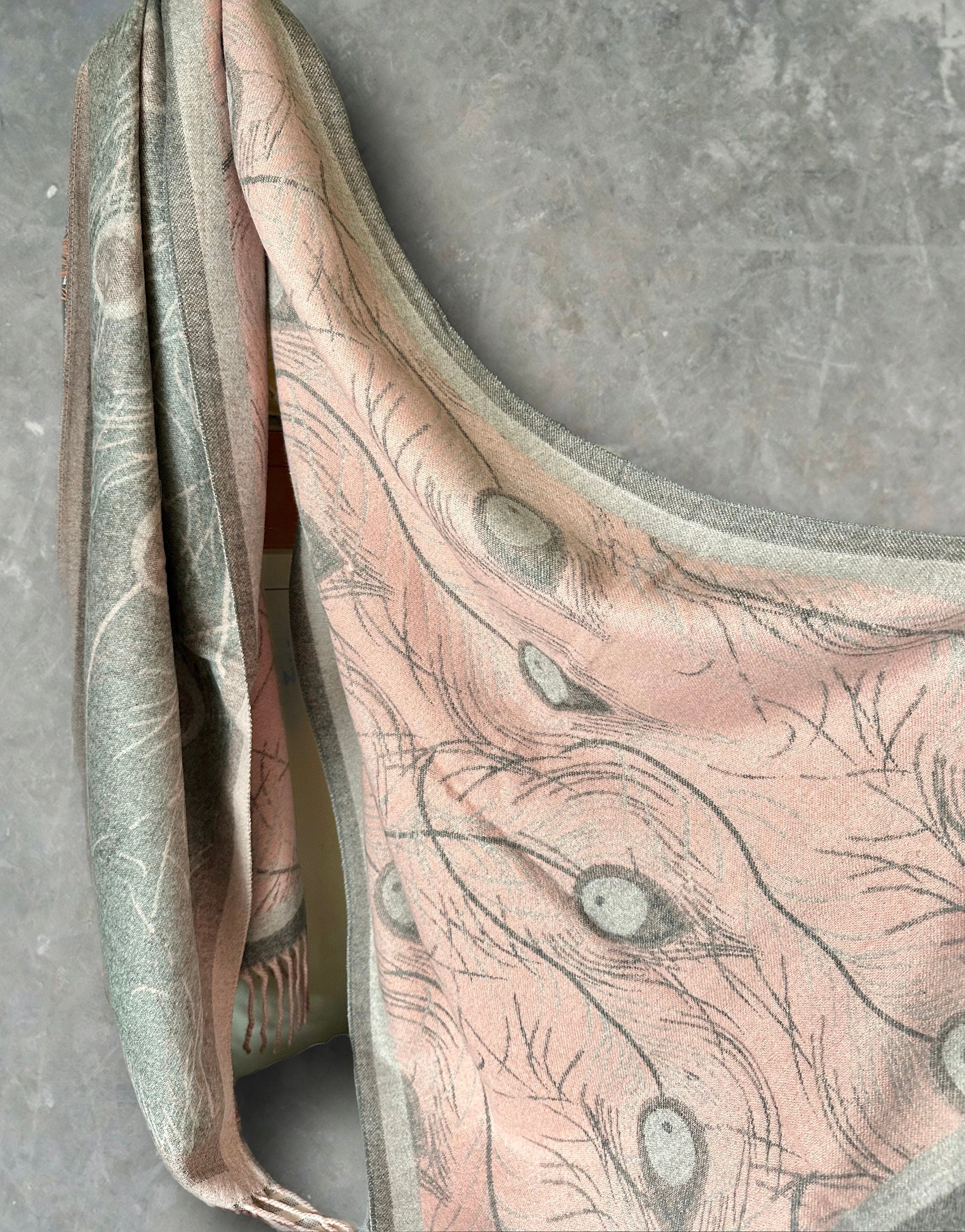 Double-Sided Cashmere Scarf in Light Pink and Grey with Feather Pattern