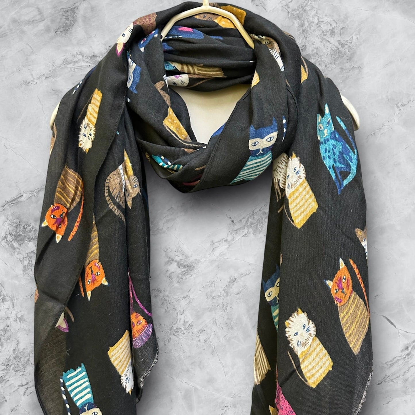 Charming Cats Pattern Black Scarf – Ideal for Gifting All Year Round