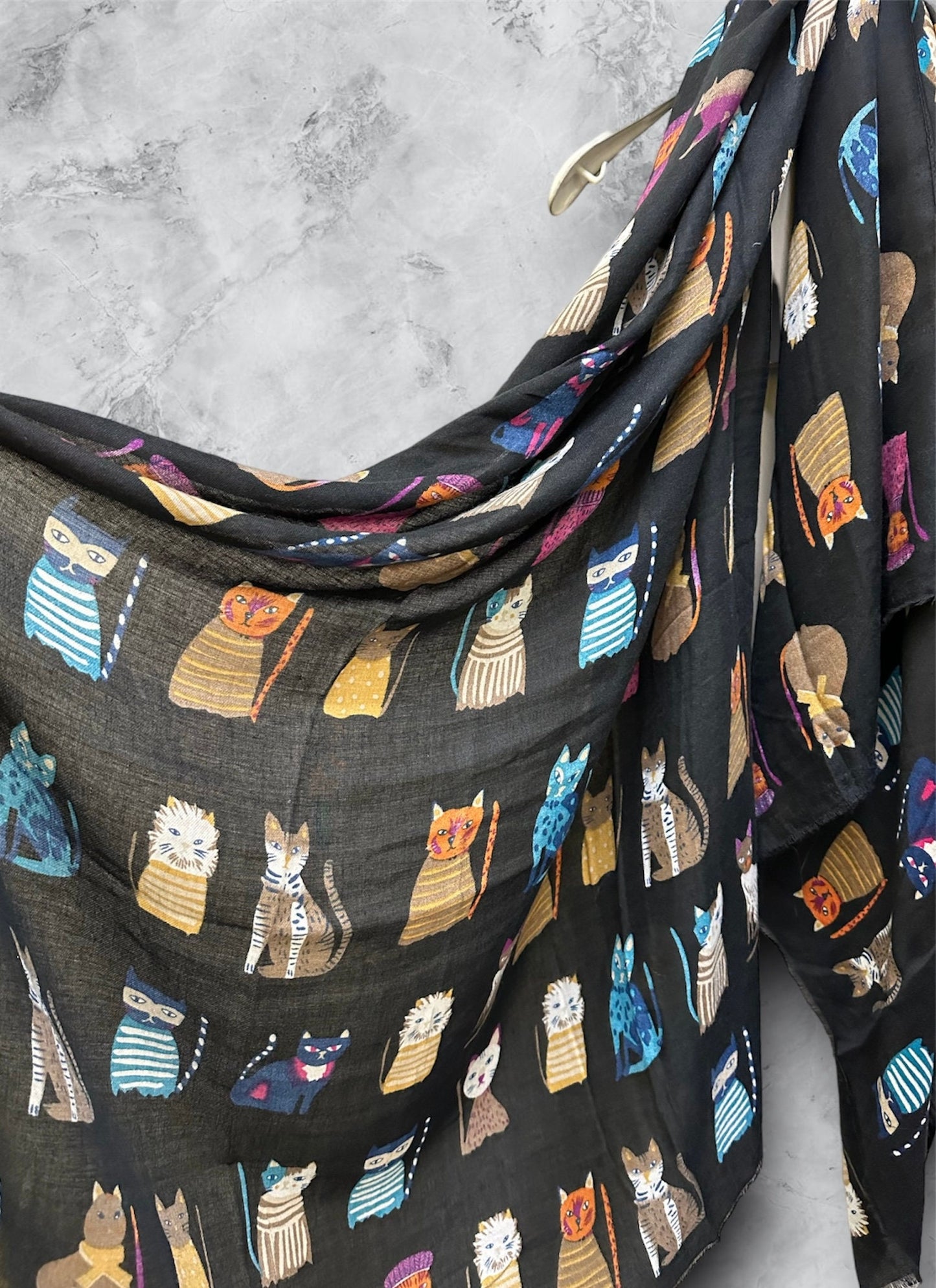 Charming Cats Pattern Black Scarf – Ideal for Gifting All Year Round
