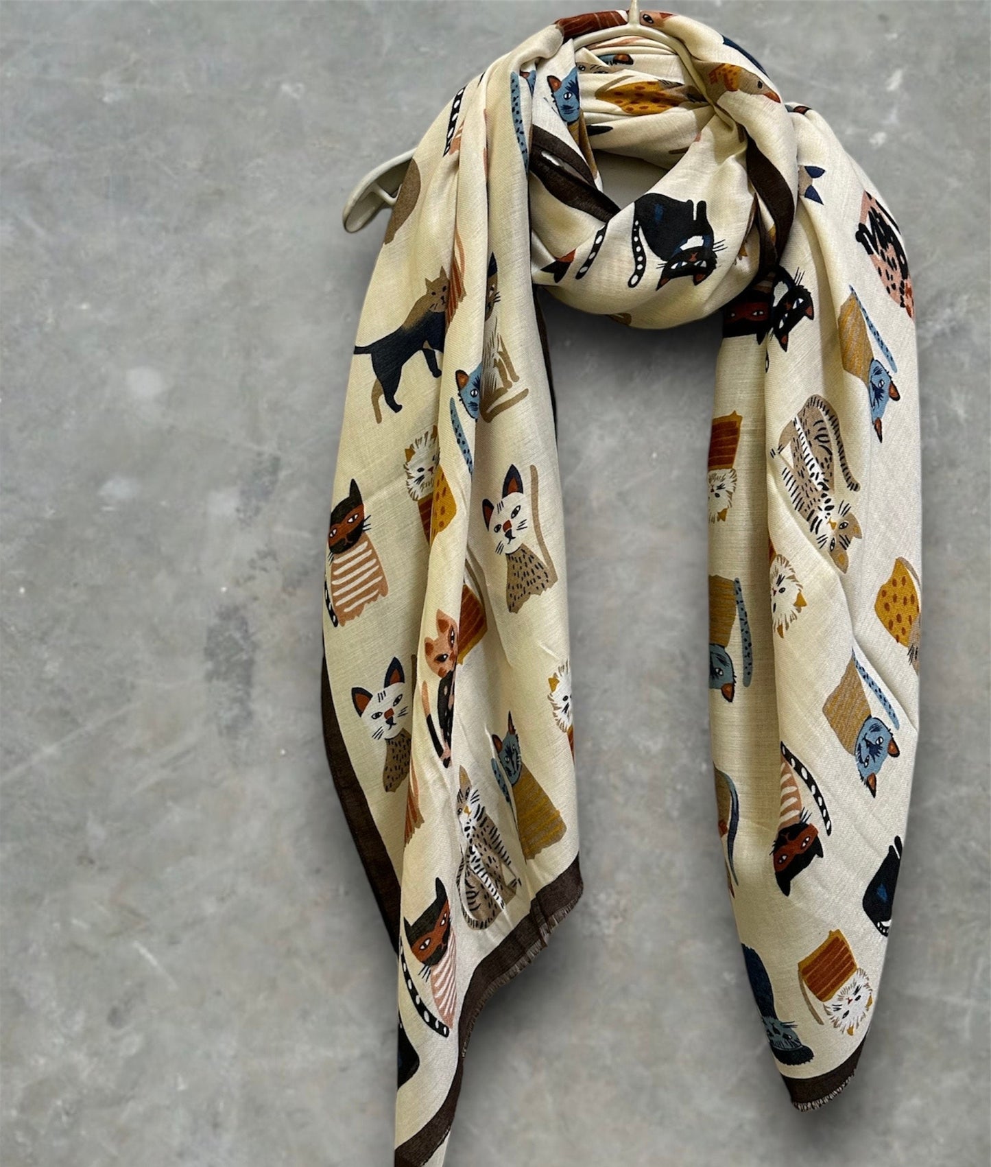 Charming Cats Pattern Off White Scarf – Ideal for Gifting All Year Round