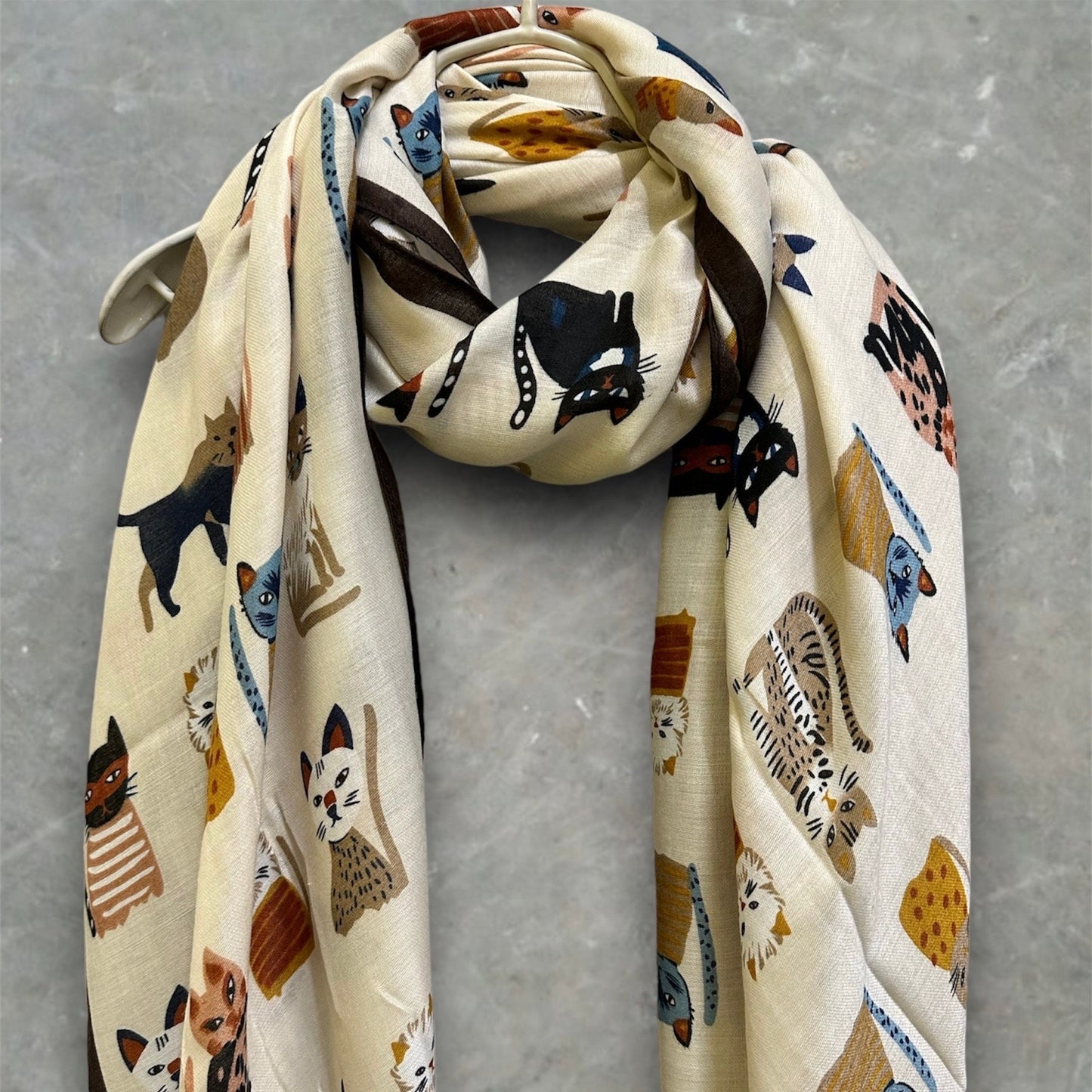 Charming Cats Pattern Off White Scarf – Ideal for Gifting All Year Round