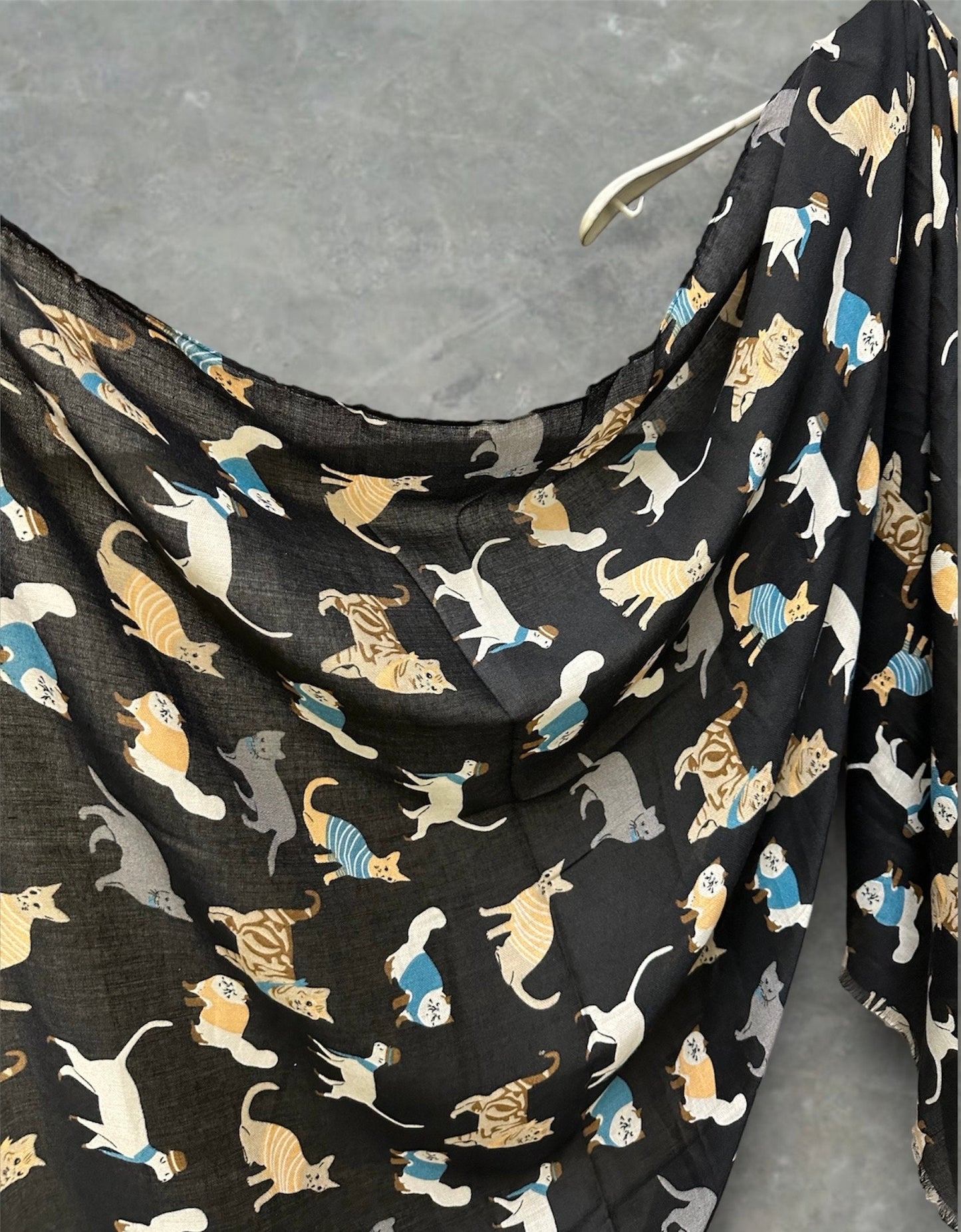 Cats Pattern Black Scarf – Perfect for Gifting Year-Round