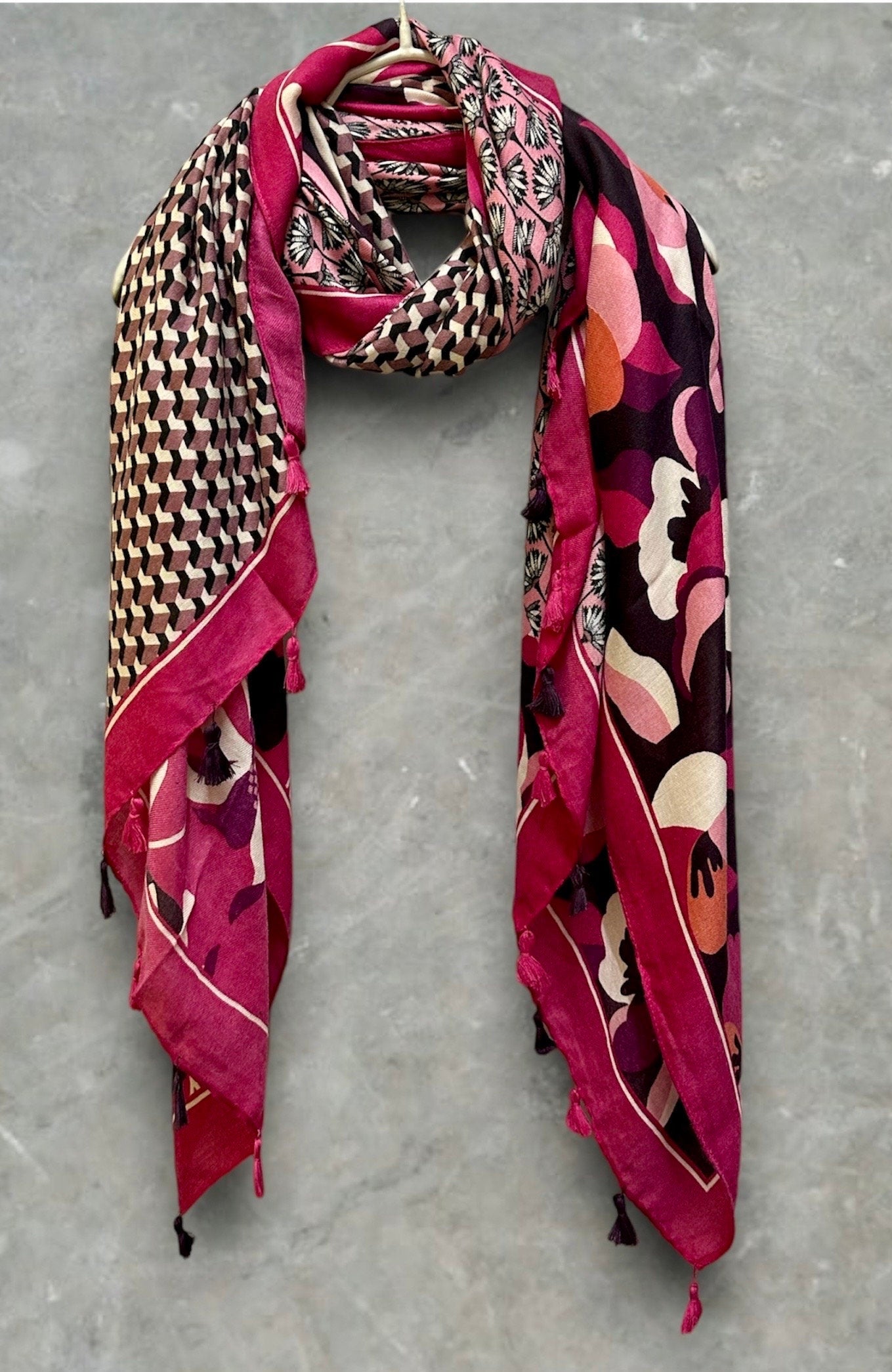 Versatile Pink Cotton Scarf with Seamless Flowers Pattern and Tassels – Ideal for Gifting to Her or Mom,Suitable for All Year-Round