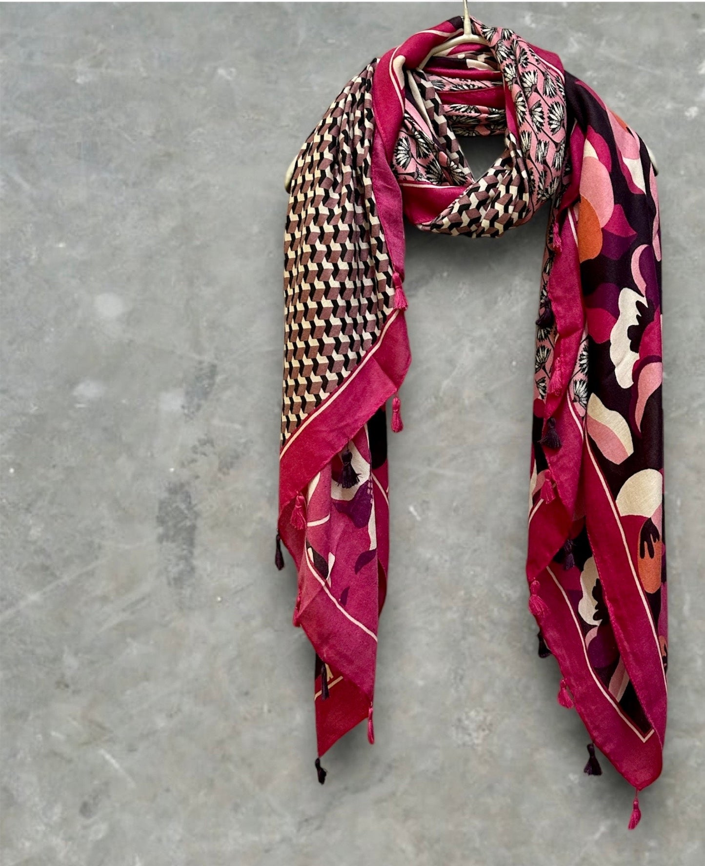 Versatile Pink Cotton Scarf with Seamless Flowers Pattern and Tassels – Ideal for Gifting to Her or Mom,Suitable for All Year-Round
