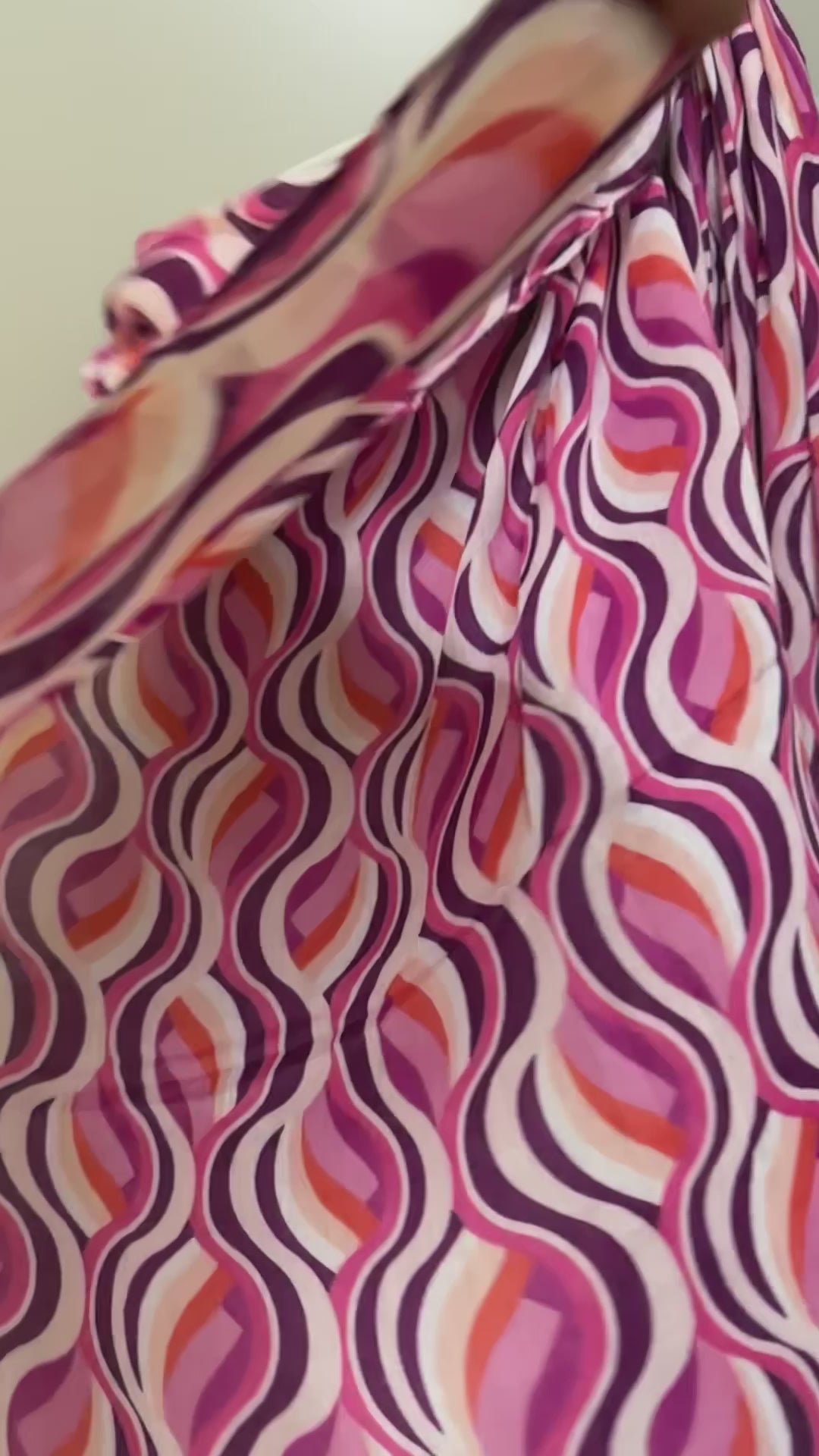 Versatile Pink Scarf Featuring Wavy Stripes