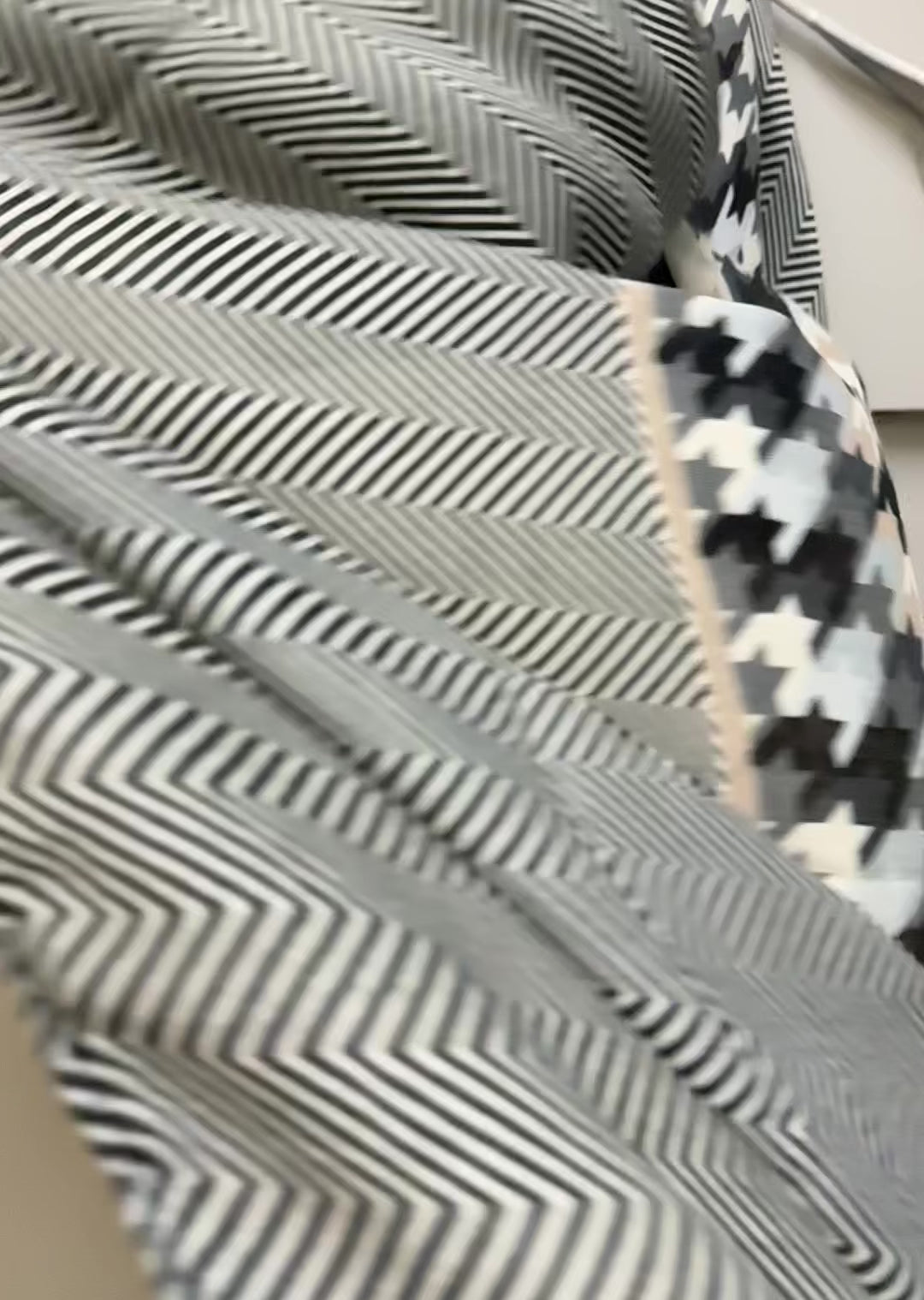 Grey Cotton Scarf with Eco-Friendly Houndstooth Pattern – A Thoughtful Gift for Mom on Any Special Day