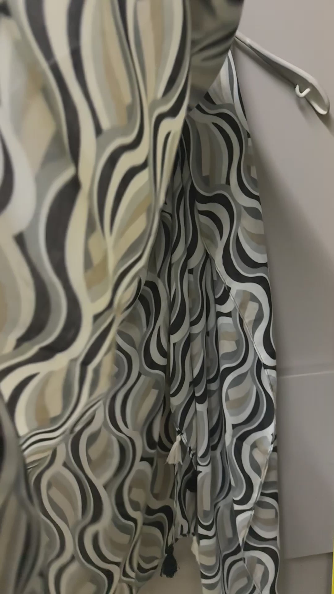 Versatile Black/Grey Scarf Featuring Wavy Stripes