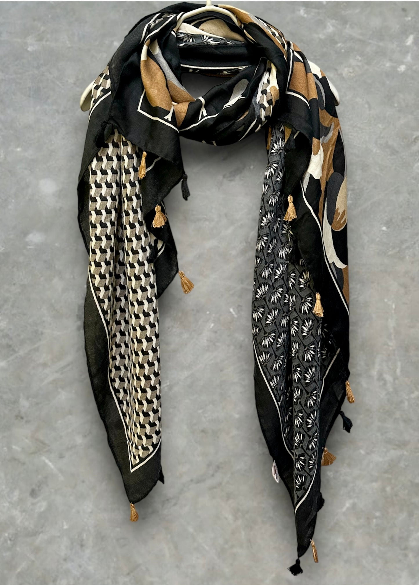 Versatile Black Cotton Scarf with Seamless Flowers Pattern and Tassels – Ideal for Gifting to Her or Mom,Suitable for All Year-Round