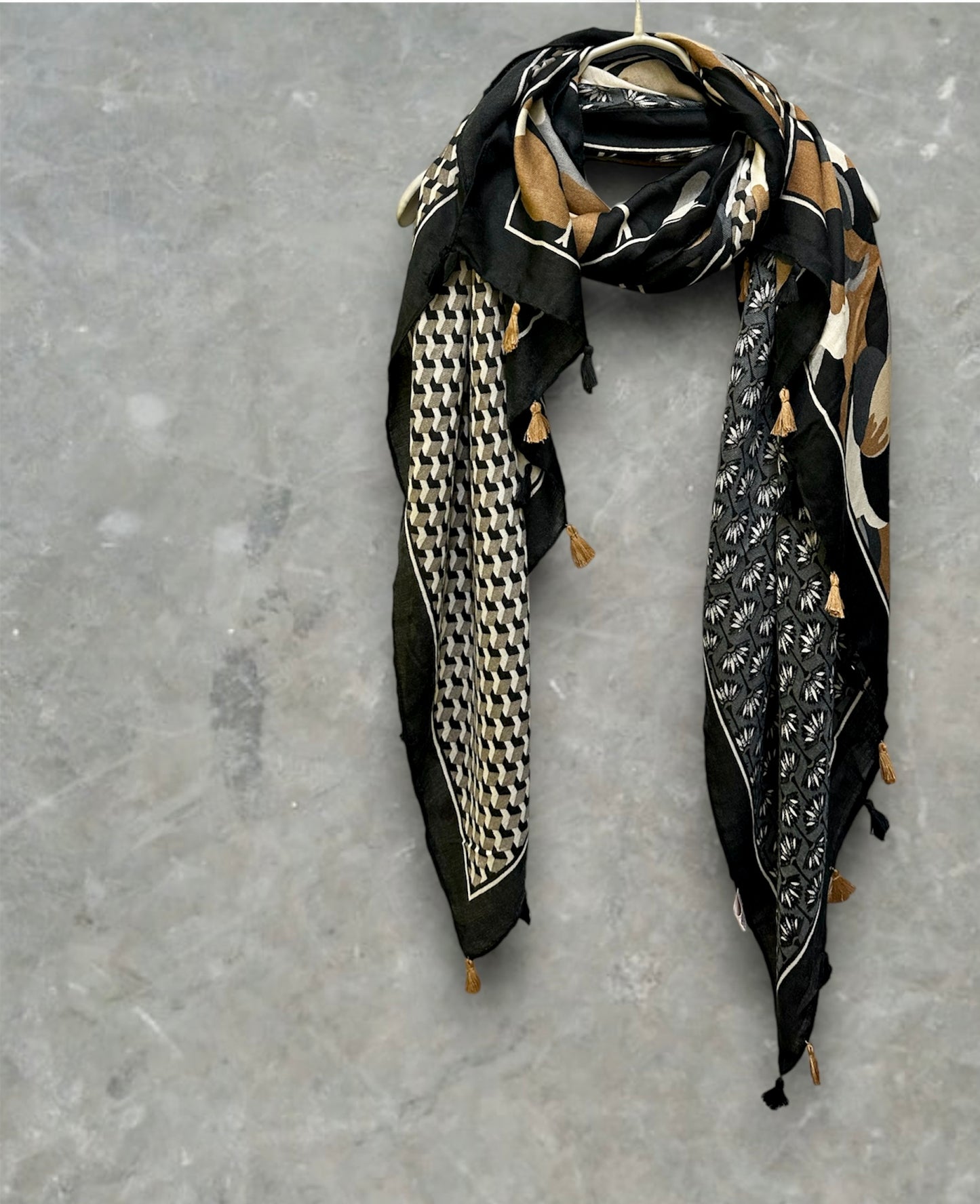 Versatile Black Cotton Scarf with Seamless Flowers Pattern and Tassels – Ideal for Gifting to Her or Mom,Suitable for All Year-Round