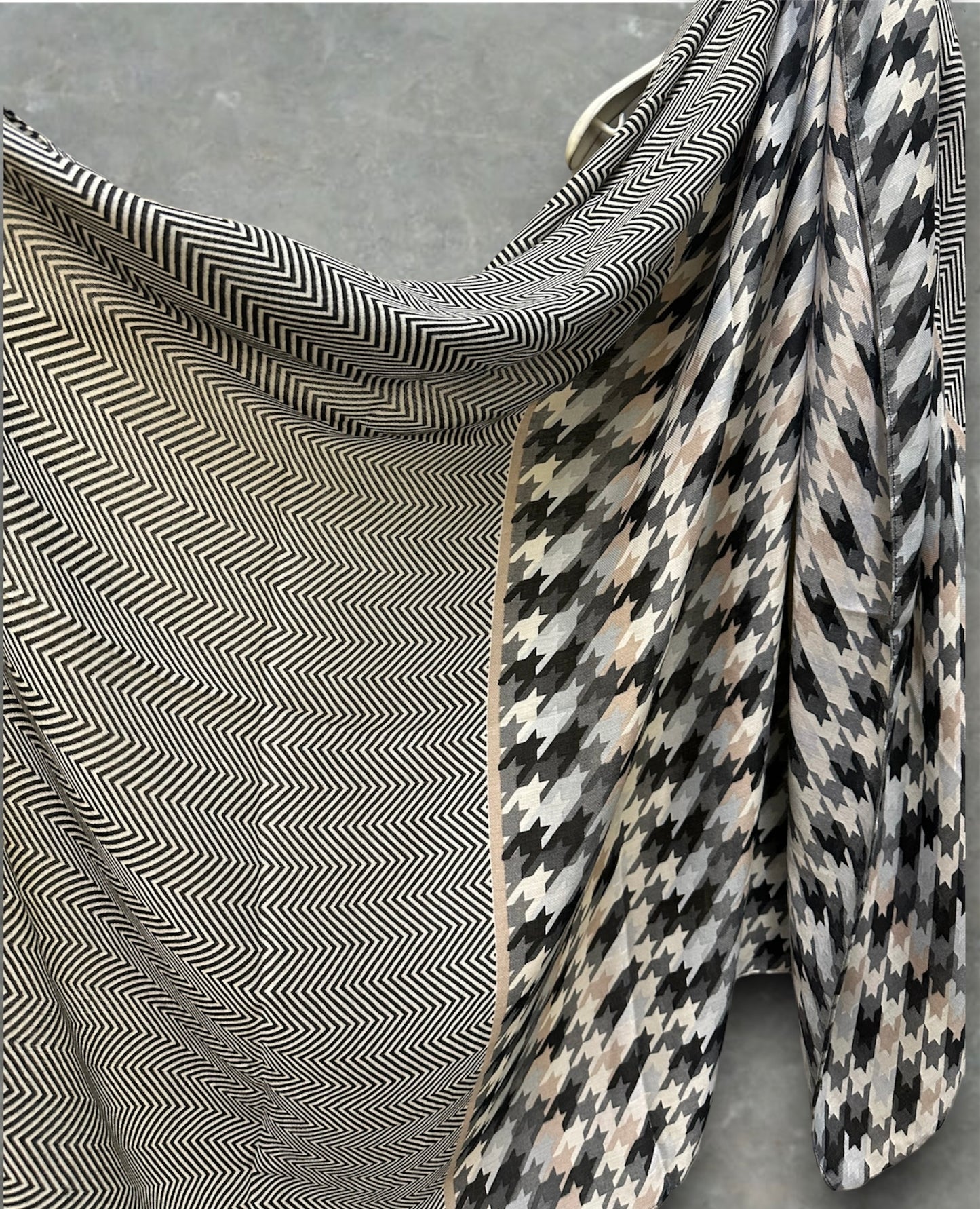 Grey Cotton Scarf with Eco-Friendly Houndstooth Pattern – A Thoughtful Gift for Mom on Any Special Day