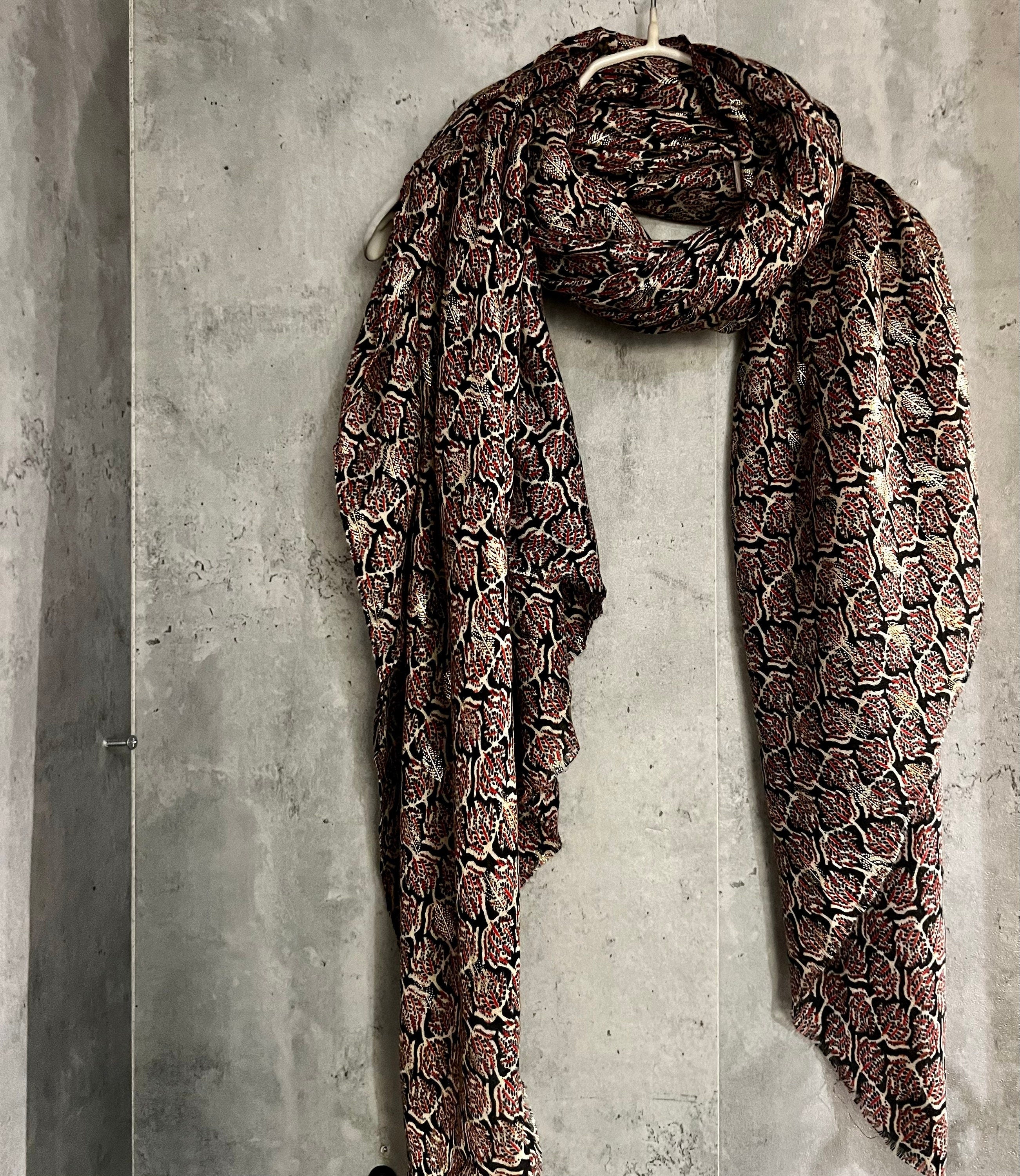 Grey Cotton Scarf with Seamless Leaf Pattern and Gold Foil Accents – An Elegant and Versatile Gift for Her, Perfect for Any Occasion