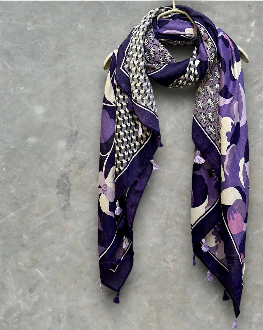 Versatile Purple Cotton Scarf with Seamless Flowers Pattern and Tassels – Ideal for Gifting to Her or Mom,Suitable for All Year-Round