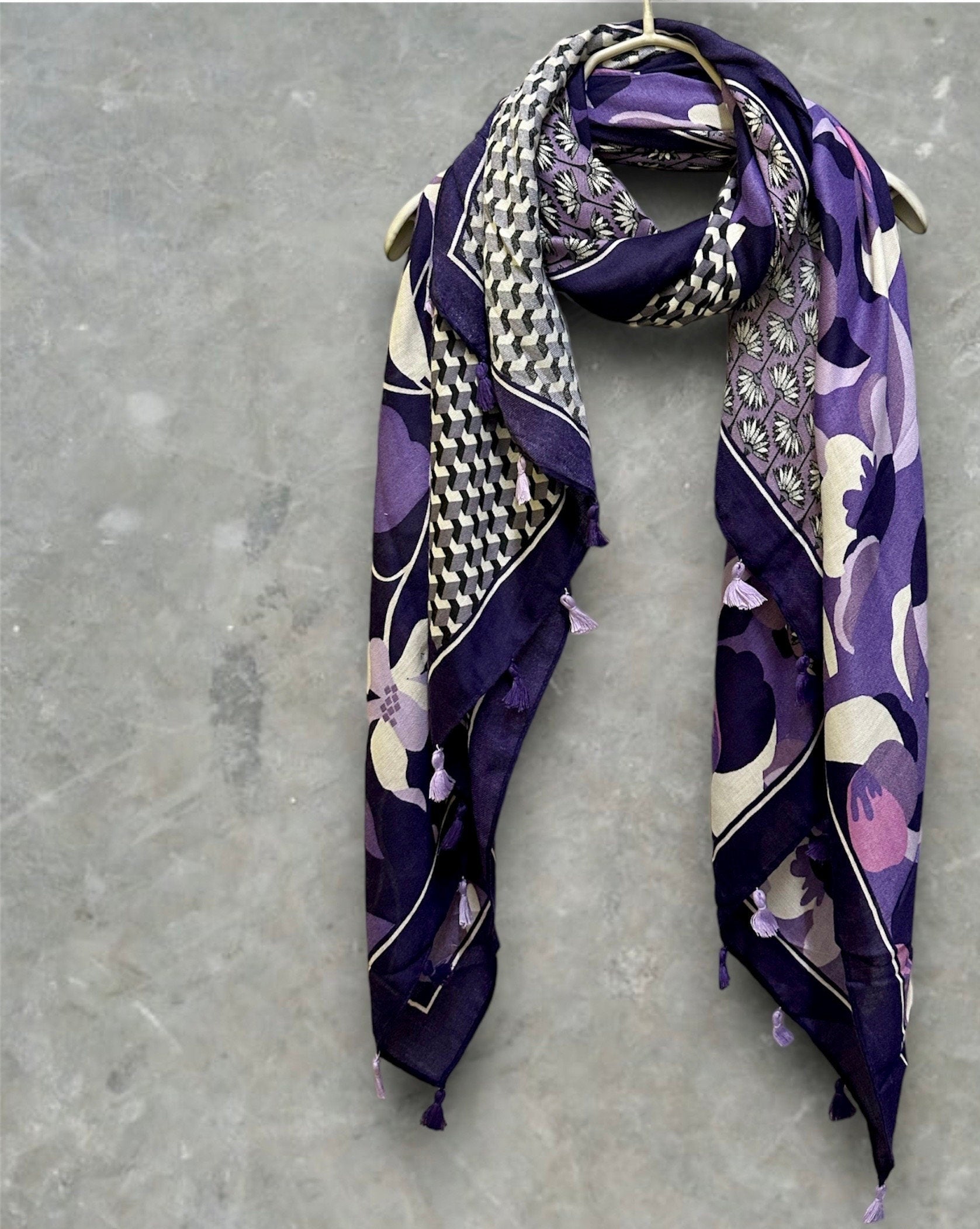 Versatile Purple Cotton Scarf with Seamless Flowers Pattern and Tassels – Ideal for Gifting to Her or Mom,Suitable for All Year-Round