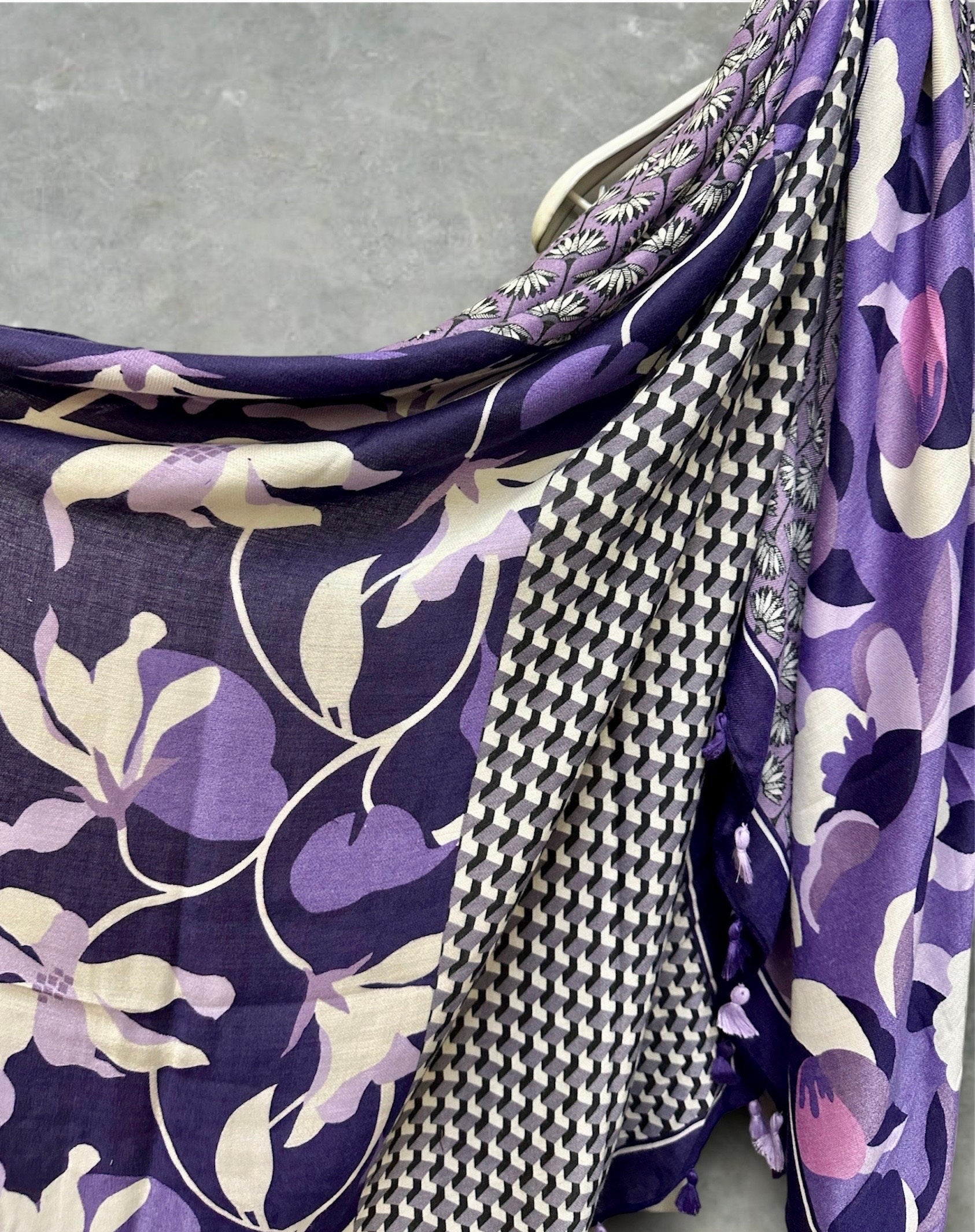 Versatile Purple Cotton Scarf with Seamless Flowers Pattern and Tassels – Ideal for Gifting to Her or Mom,Suitable for All Year-Round