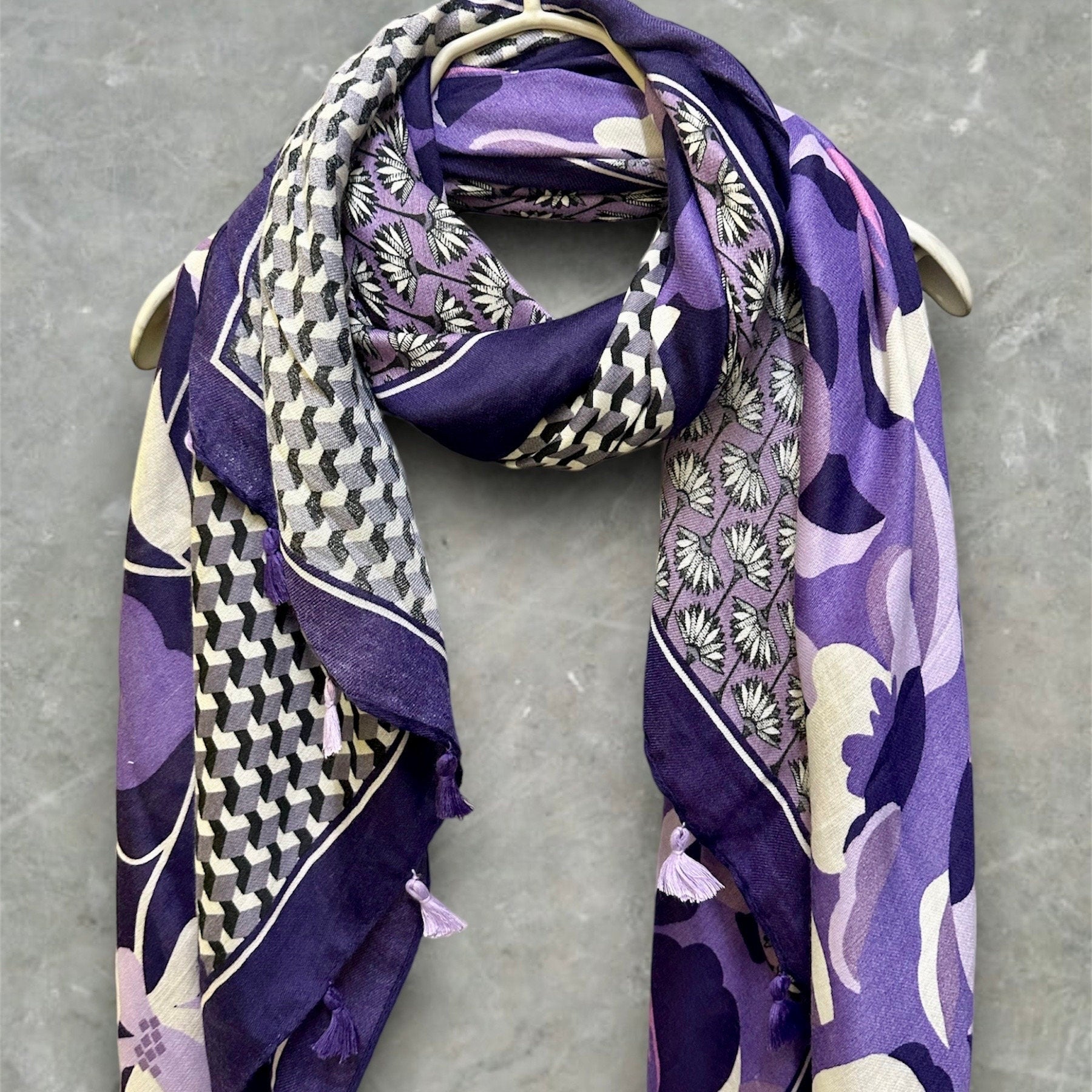 Versatile Purple Cotton Scarf with Seamless Flowers Pattern and Tassels – Ideal for Gifting to Her or Mom,Suitable for All Year-Round