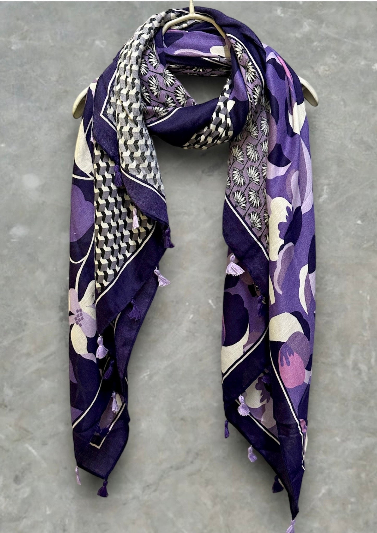 Versatile Purple Cotton Scarf with Seamless Flowers Pattern and Tassels – Ideal for Gifting to Her or Mom,Suitable for All Year-Round