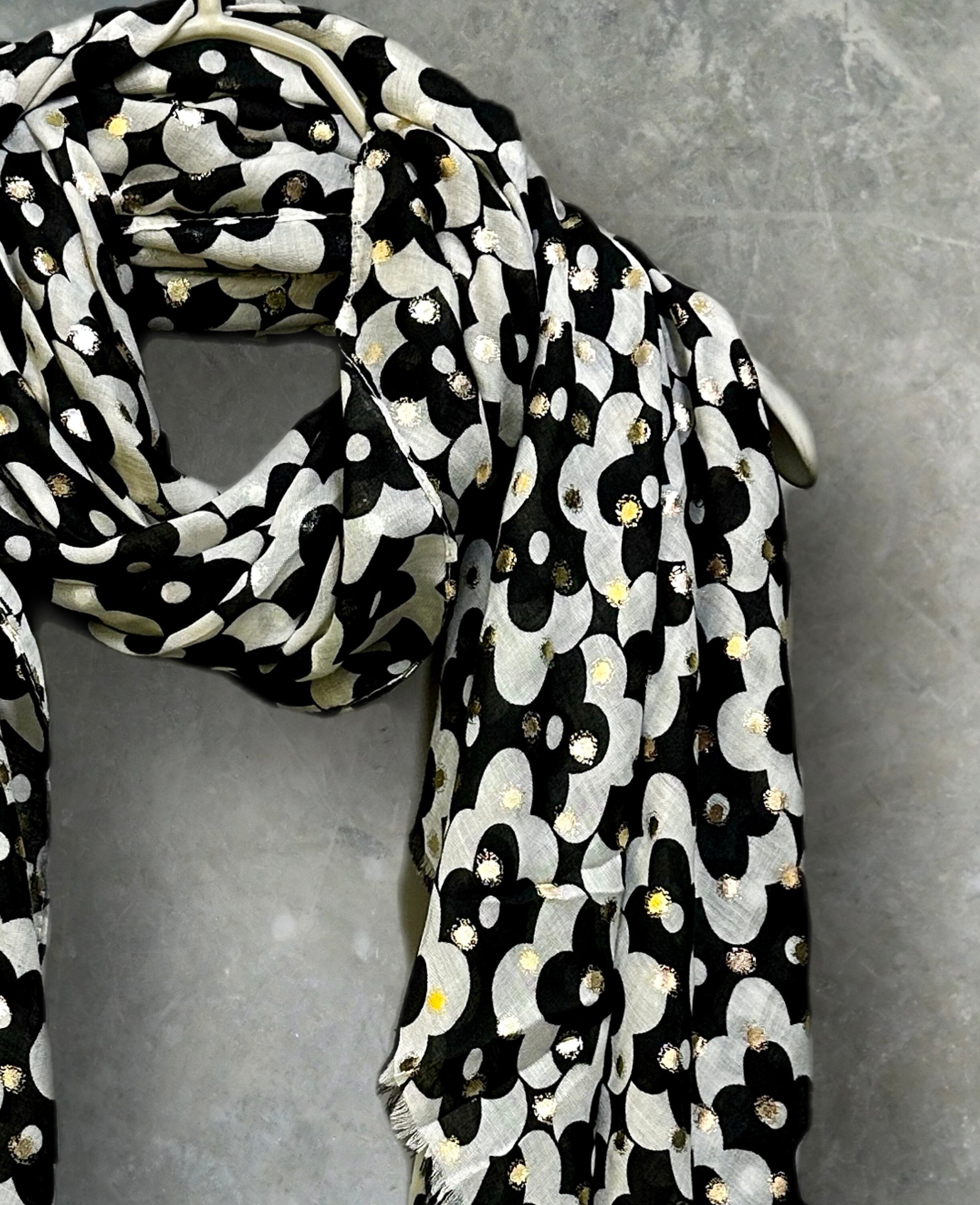 Chic Black/White Retro Floral Cotton Scarf with Gold Accents